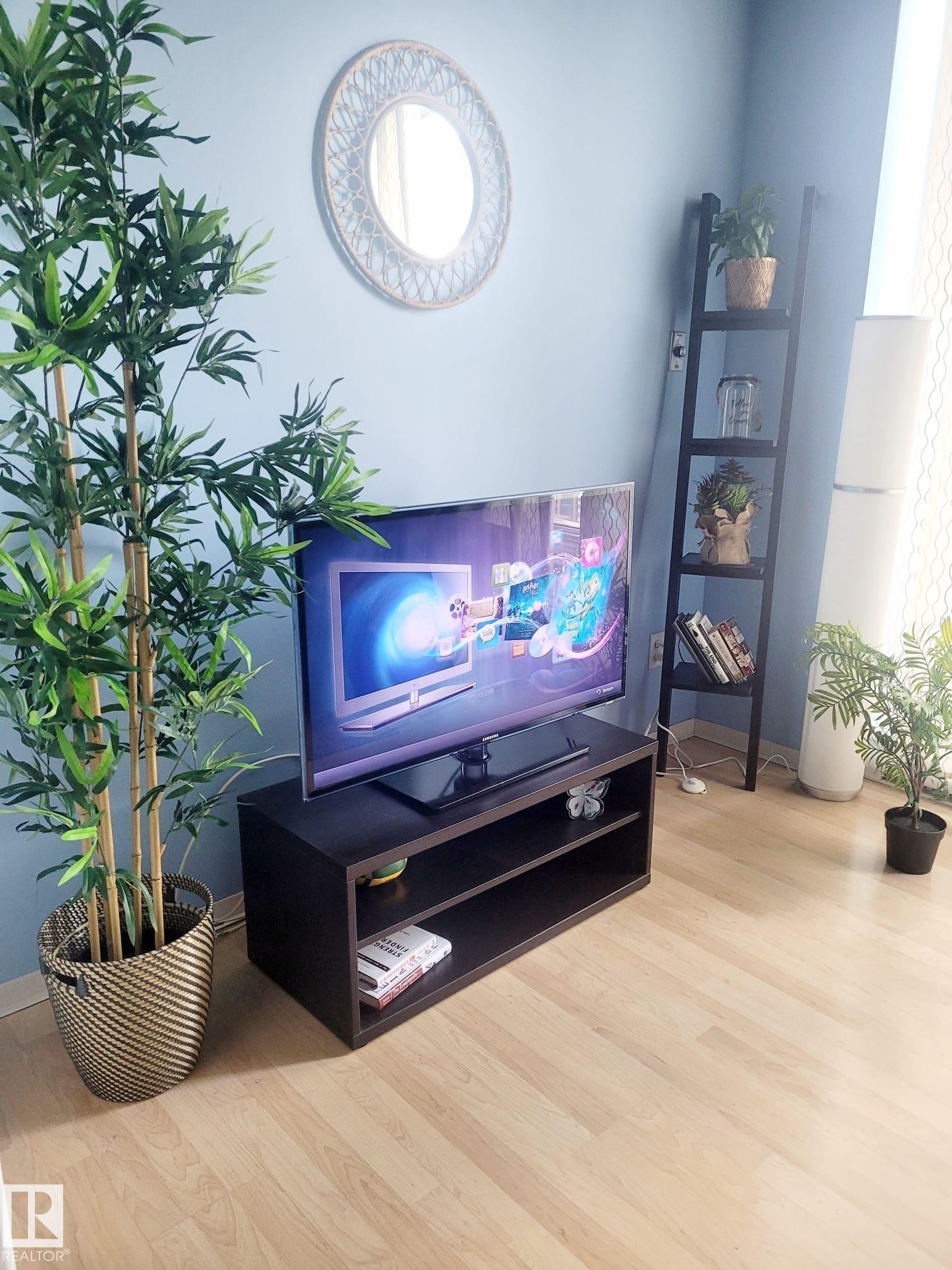 Living area with wood finished floors and baseboards - 1704 10024 Jasper Avenue, Edmonton, AB - Indoor
