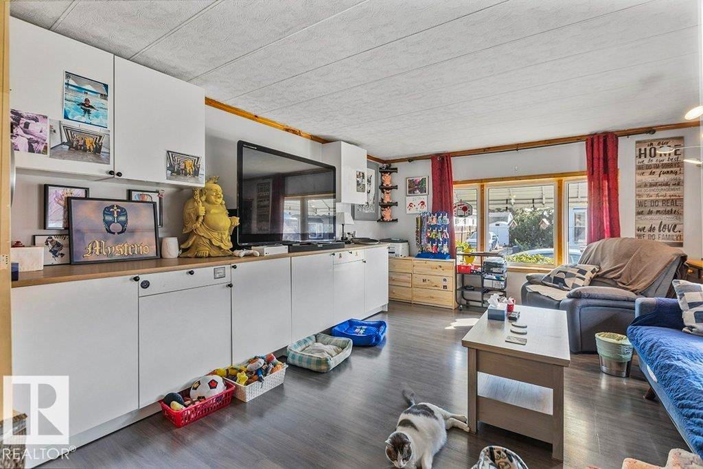 862 West Coast Bay, Edmonton, AB - Indoor Photo Showing Living Room