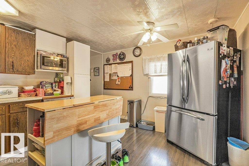 862 West Coast Bay, Edmonton, AB - Indoor Photo Showing Kitchen