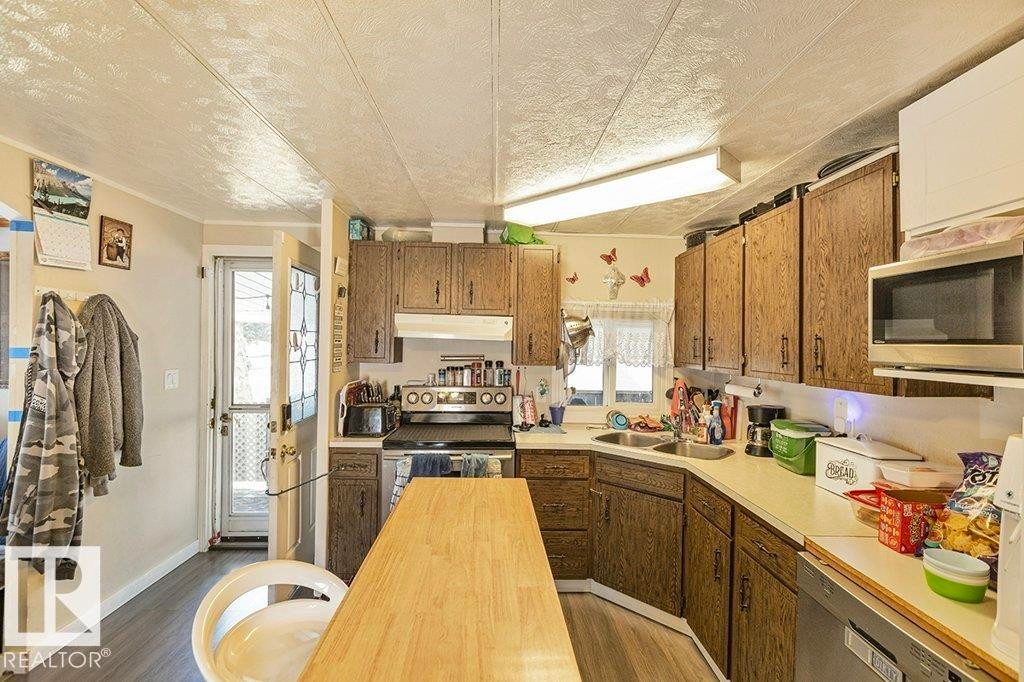 862 West Coast Bay, Edmonton, AB - Indoor Photo Showing Kitchen With Double Sink