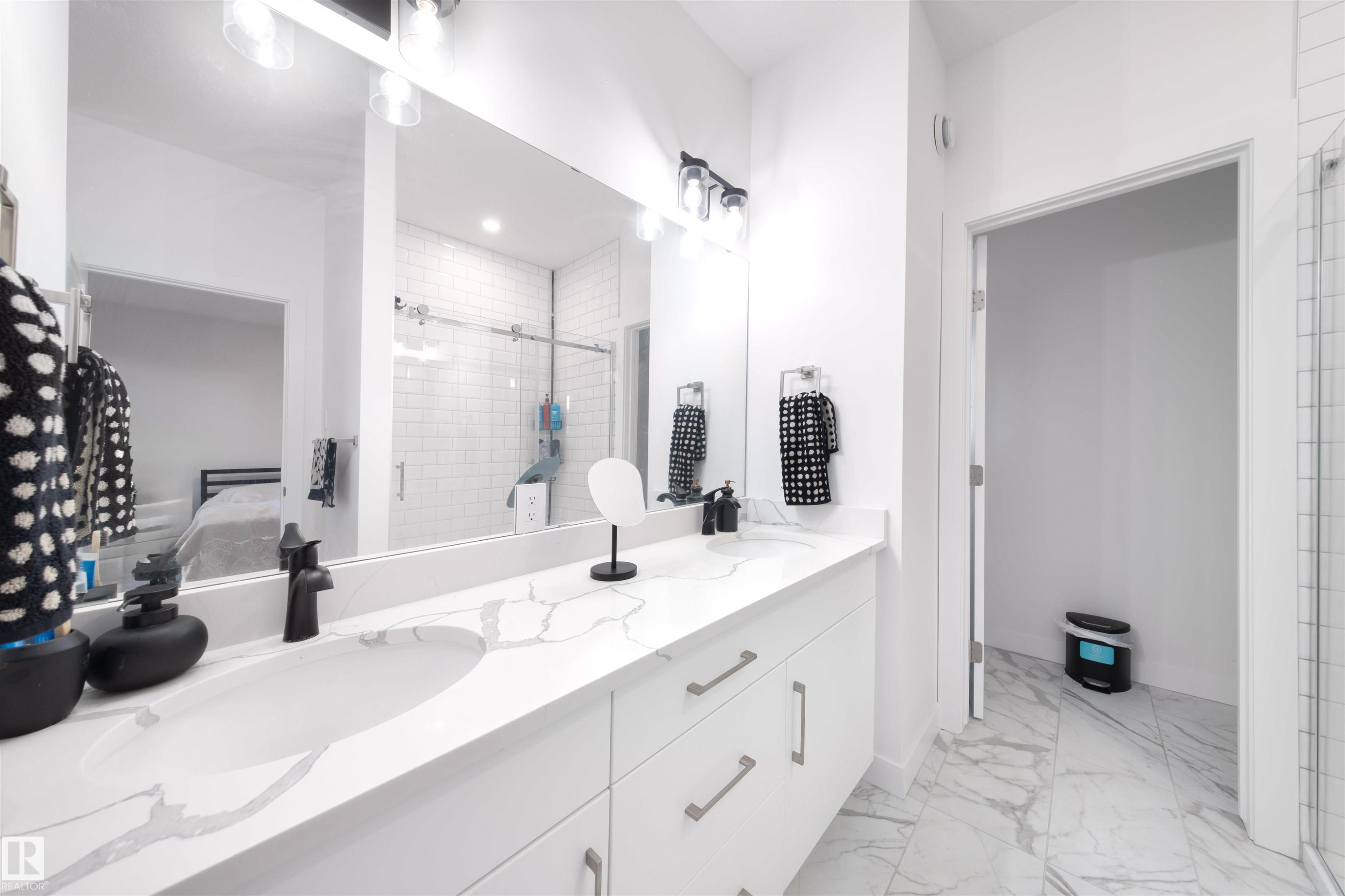 11204 & 11206 55 Avenue, Edmonton, AB - Indoor Photo Showing Bathroom