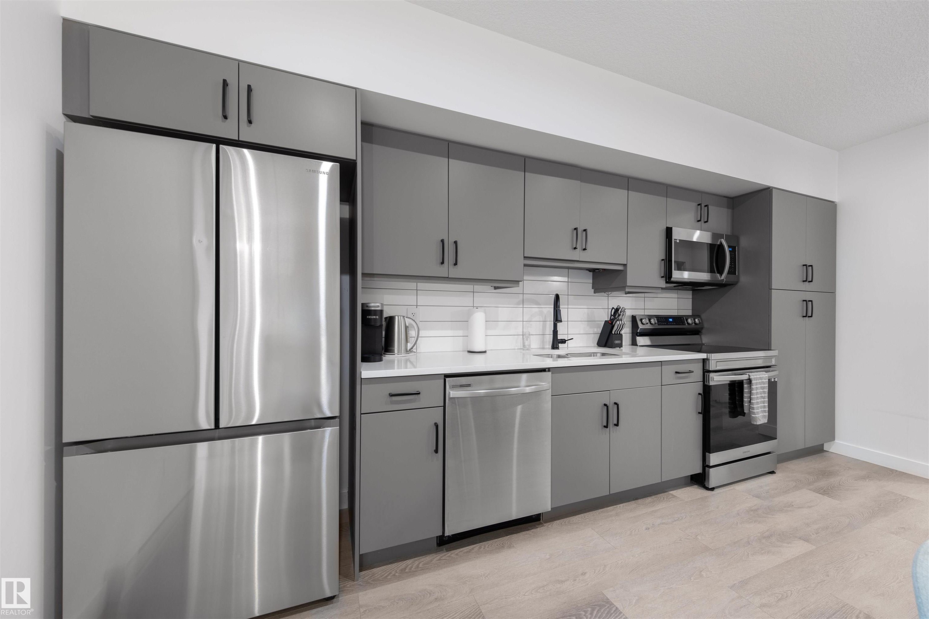 11204 & 11206 55 Avenue, Edmonton, AB - Indoor Photo Showing Kitchen