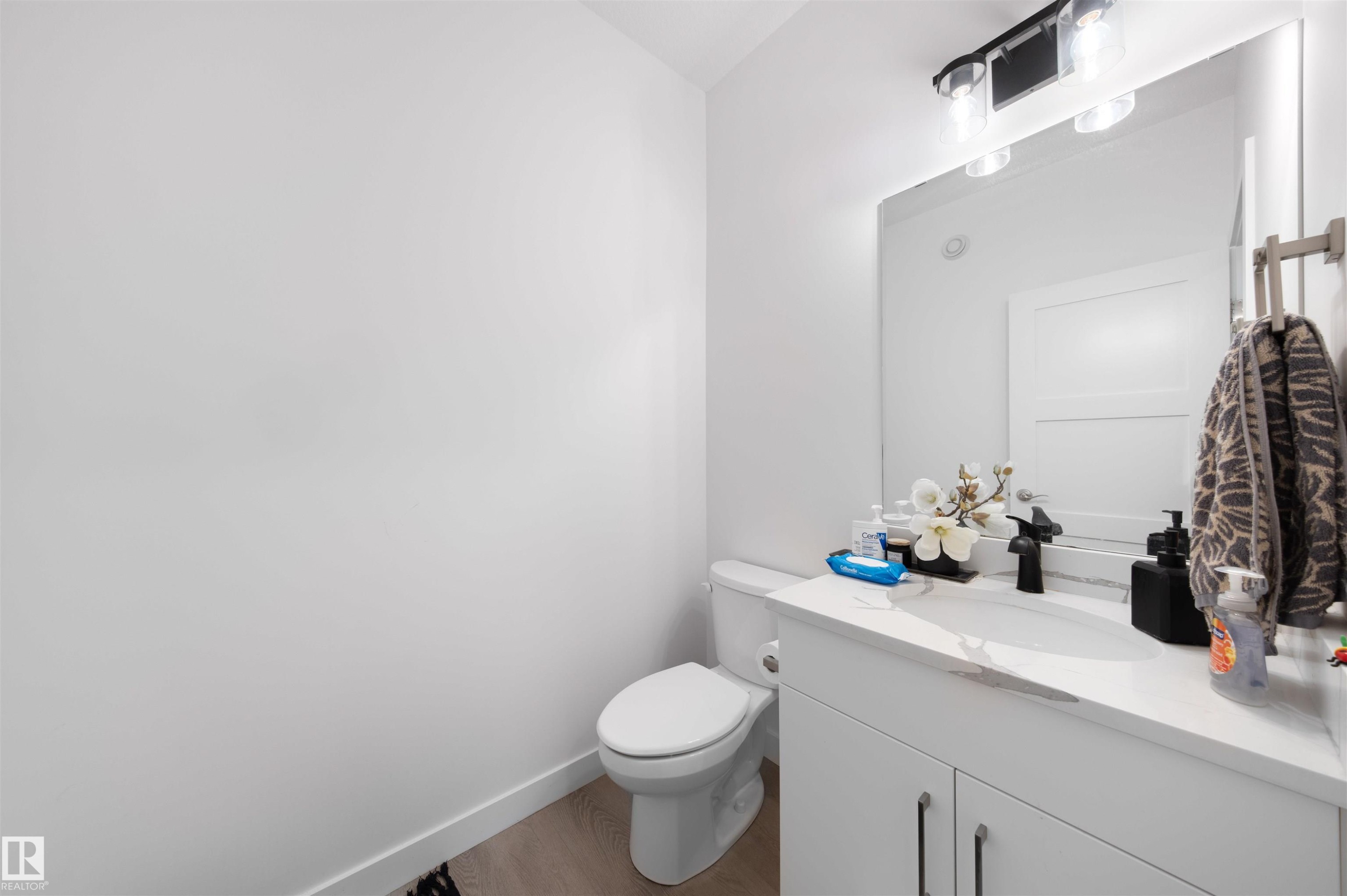 11204 & 11206 55 Avenue, Edmonton, AB - Indoor Photo Showing Bathroom
