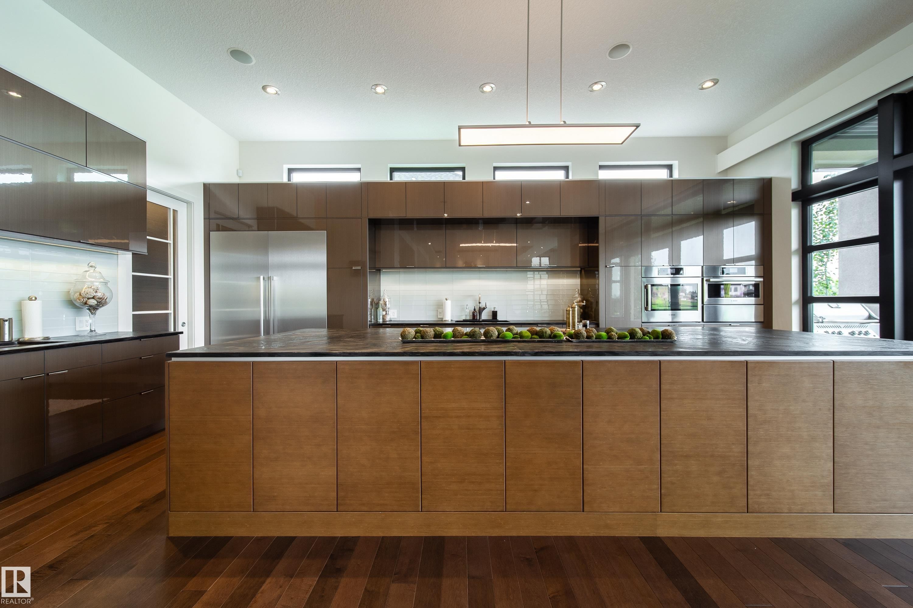 622 Howatt Drive, Edmonton, AB - Indoor Photo Showing Kitchen With Upgraded Kitchen