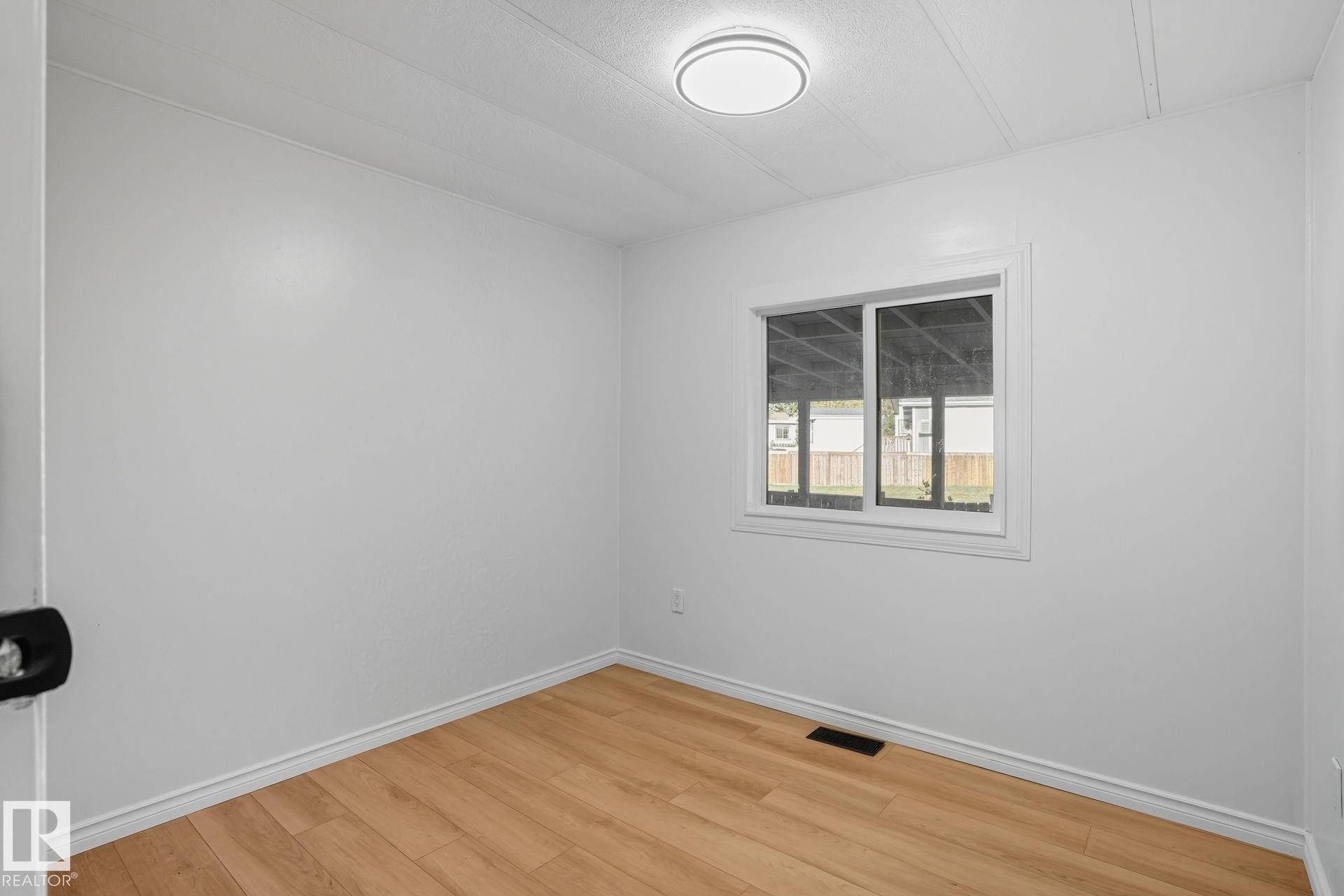 Spare room with baseboards and light wood-style floors - 67 Ridgeway Dr, Edmonton, AB - Indoor Photo Showing Other Room