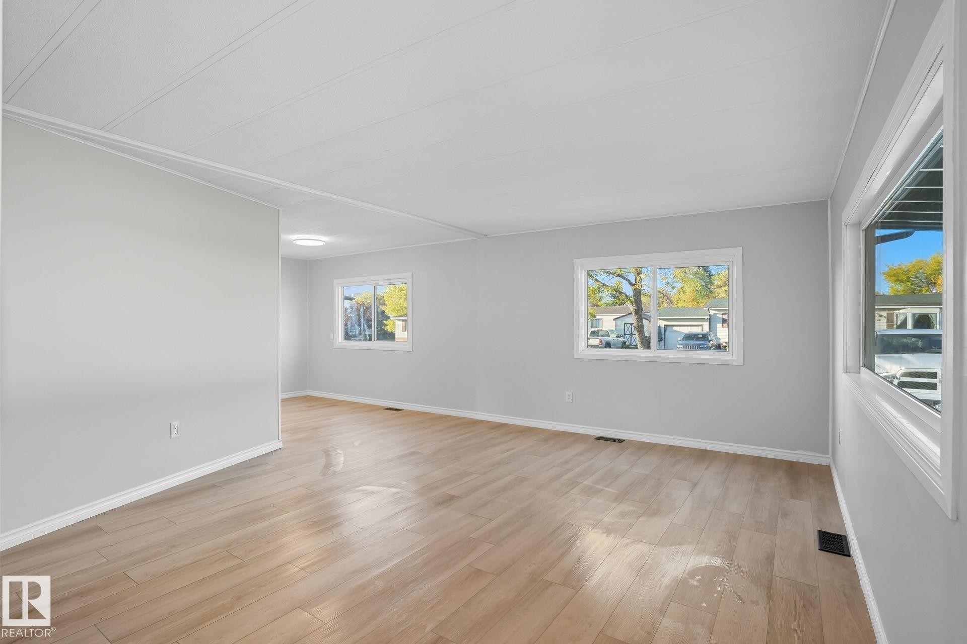 Empty room featuring light wood-style flooring and baseboards - 67 Ridgeway Dr, Edmonton, AB - Indoor