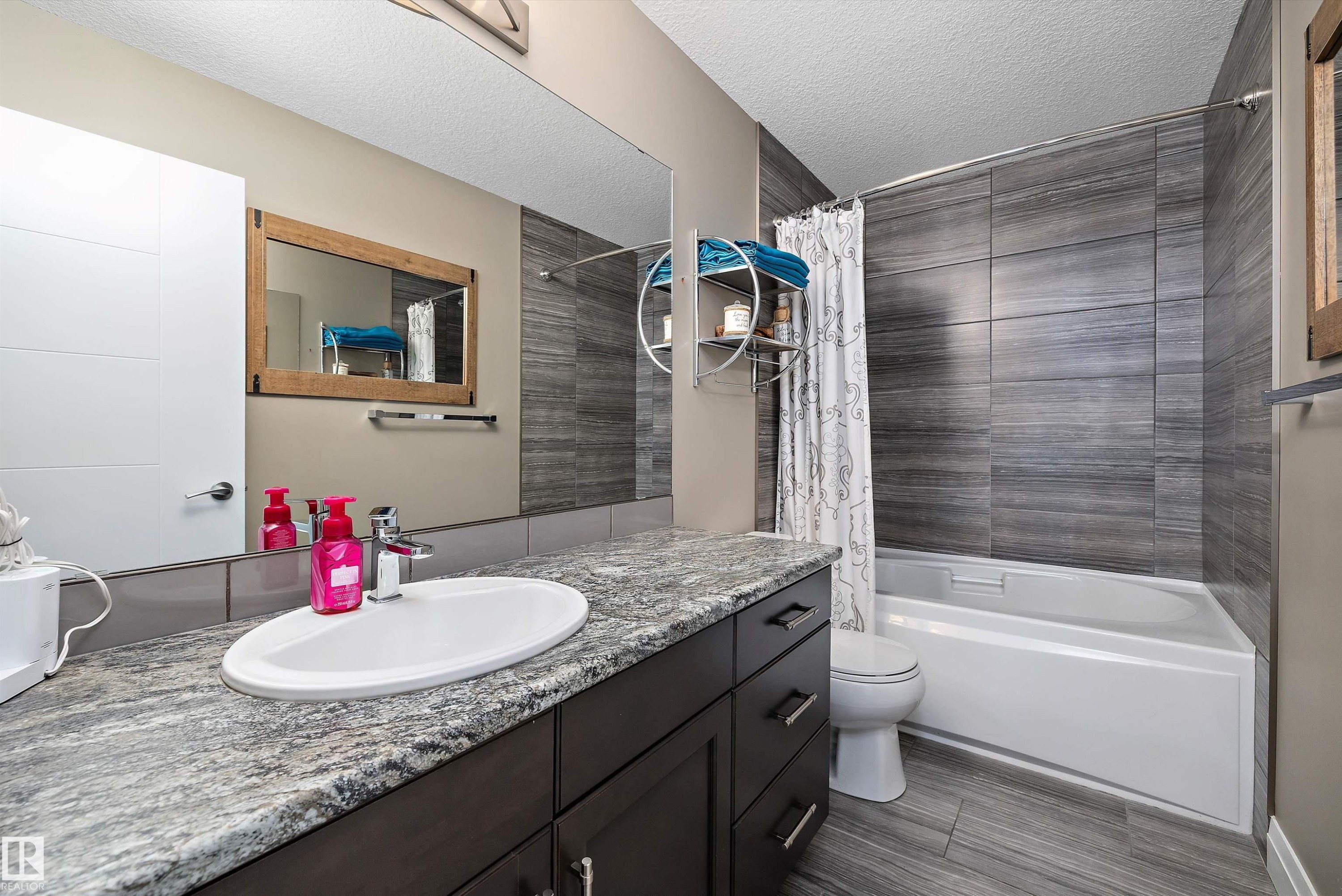 135 Gilmore Way, Spruce Grove, AB - Indoor Photo Showing Bathroom