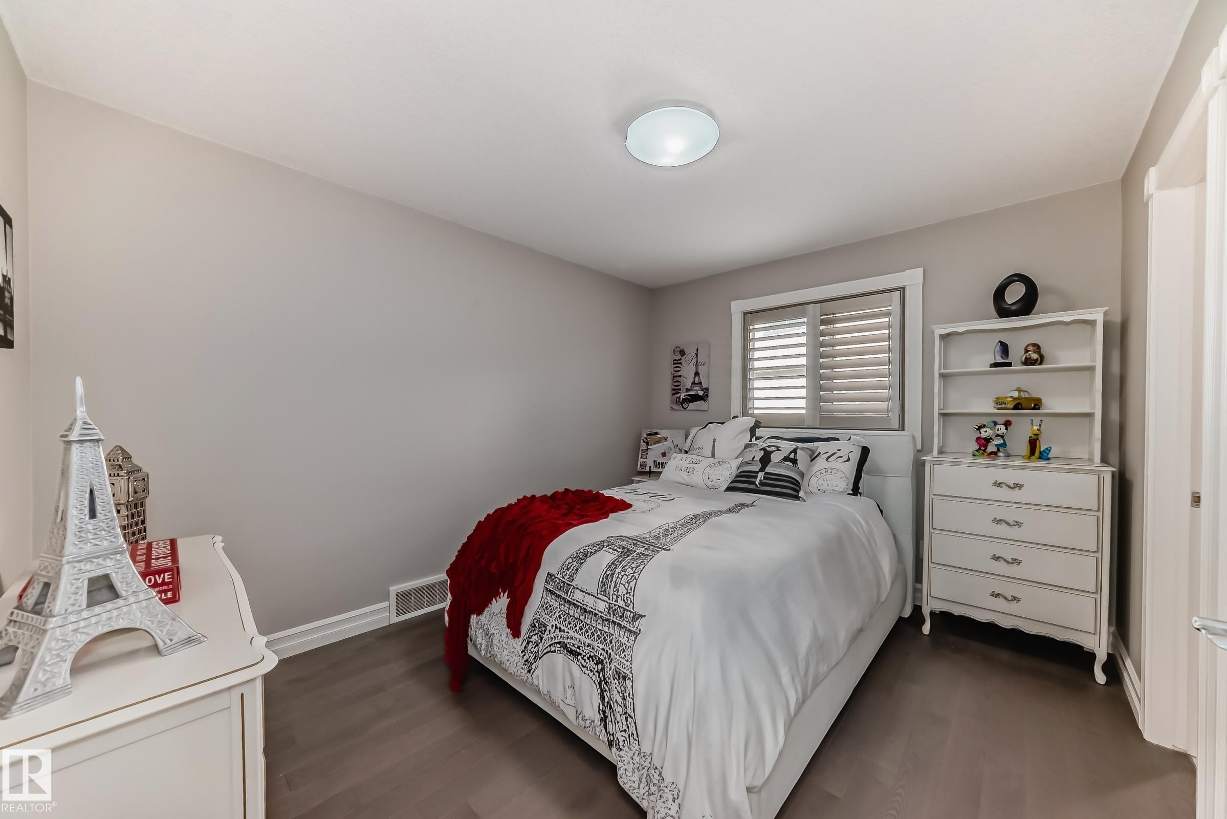 Edmonton, AB - Indoor Photo Showing Bedroom