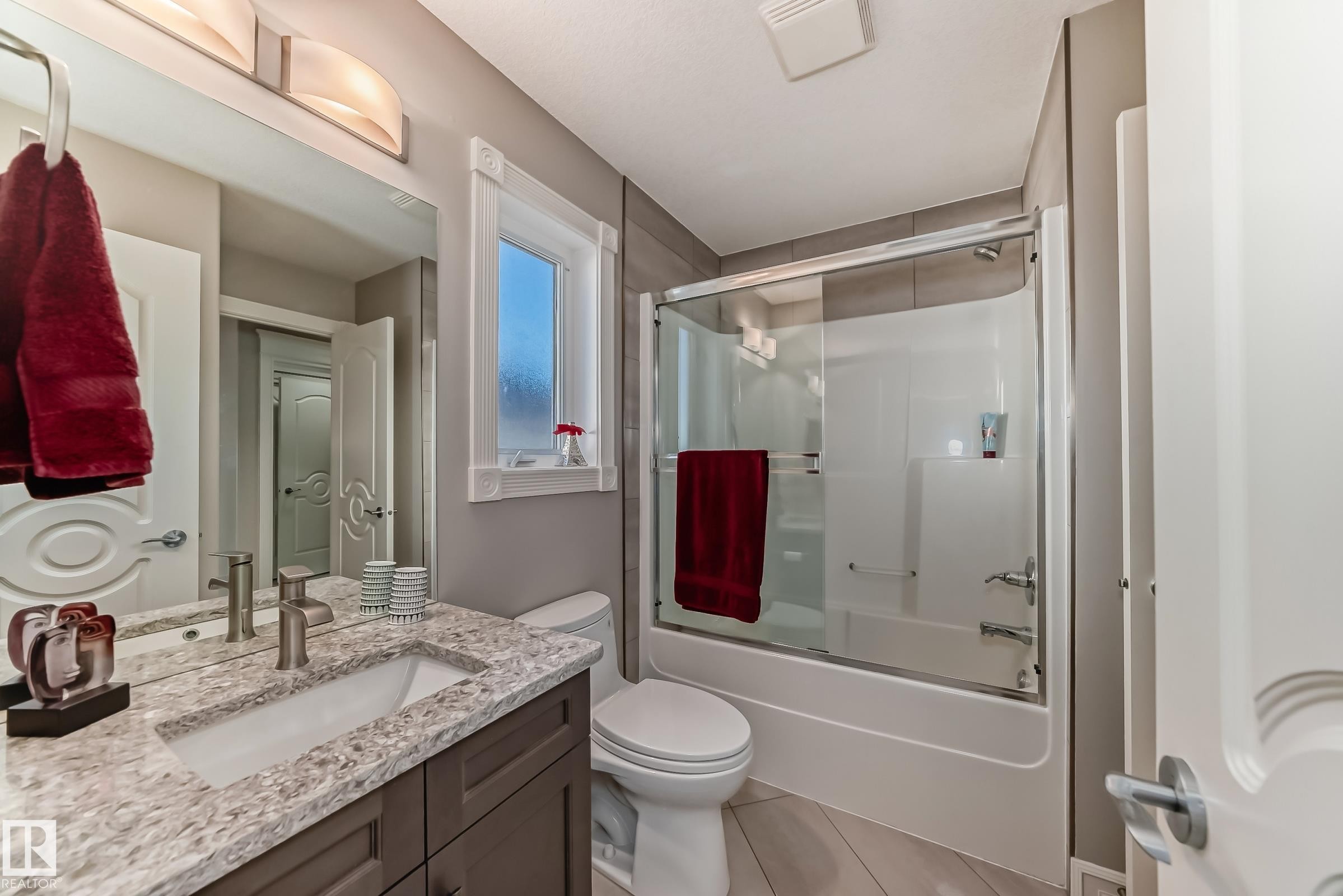 Edmonton, AB - Indoor Photo Showing Bathroom