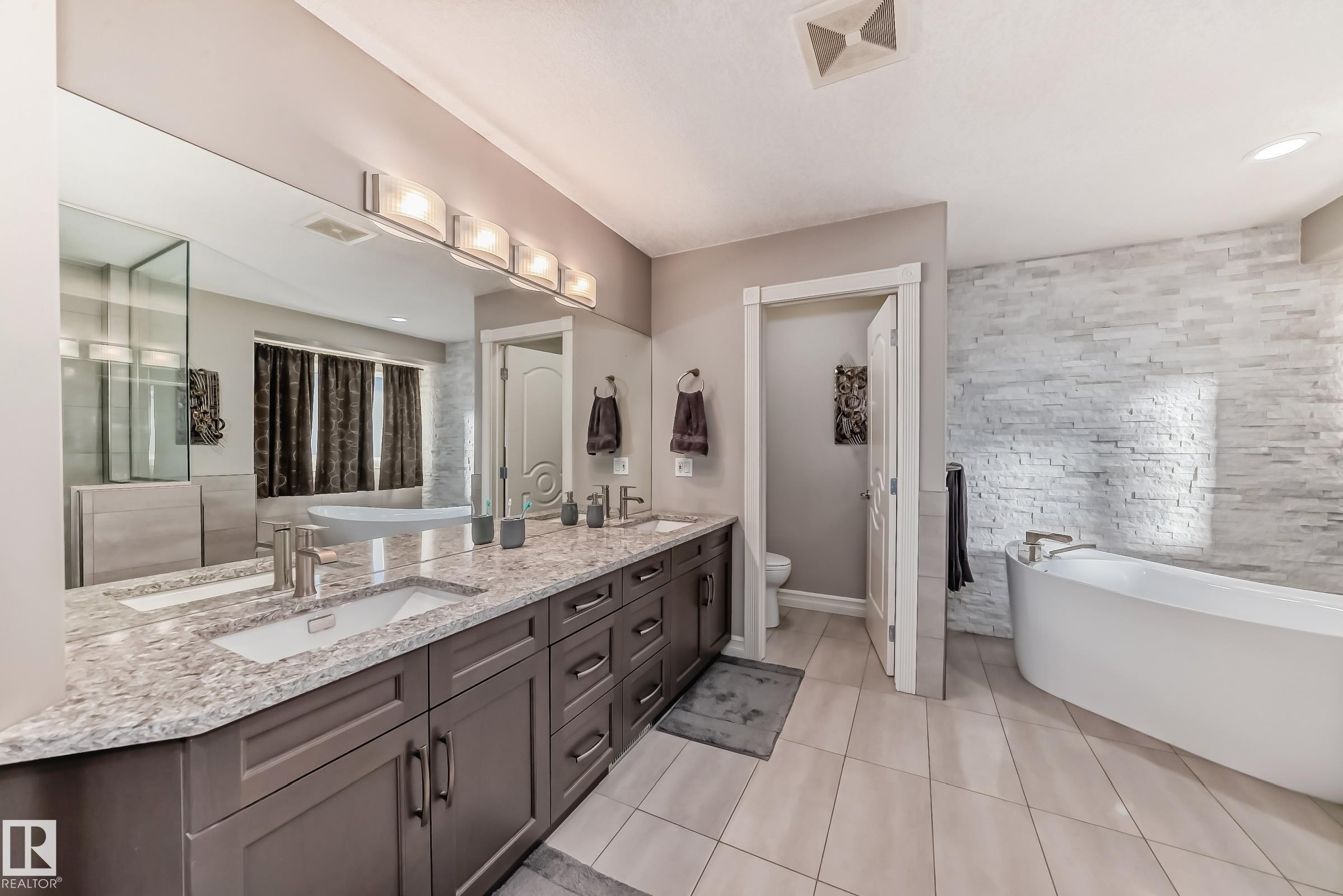 Edmonton, AB - Indoor Photo Showing Bathroom