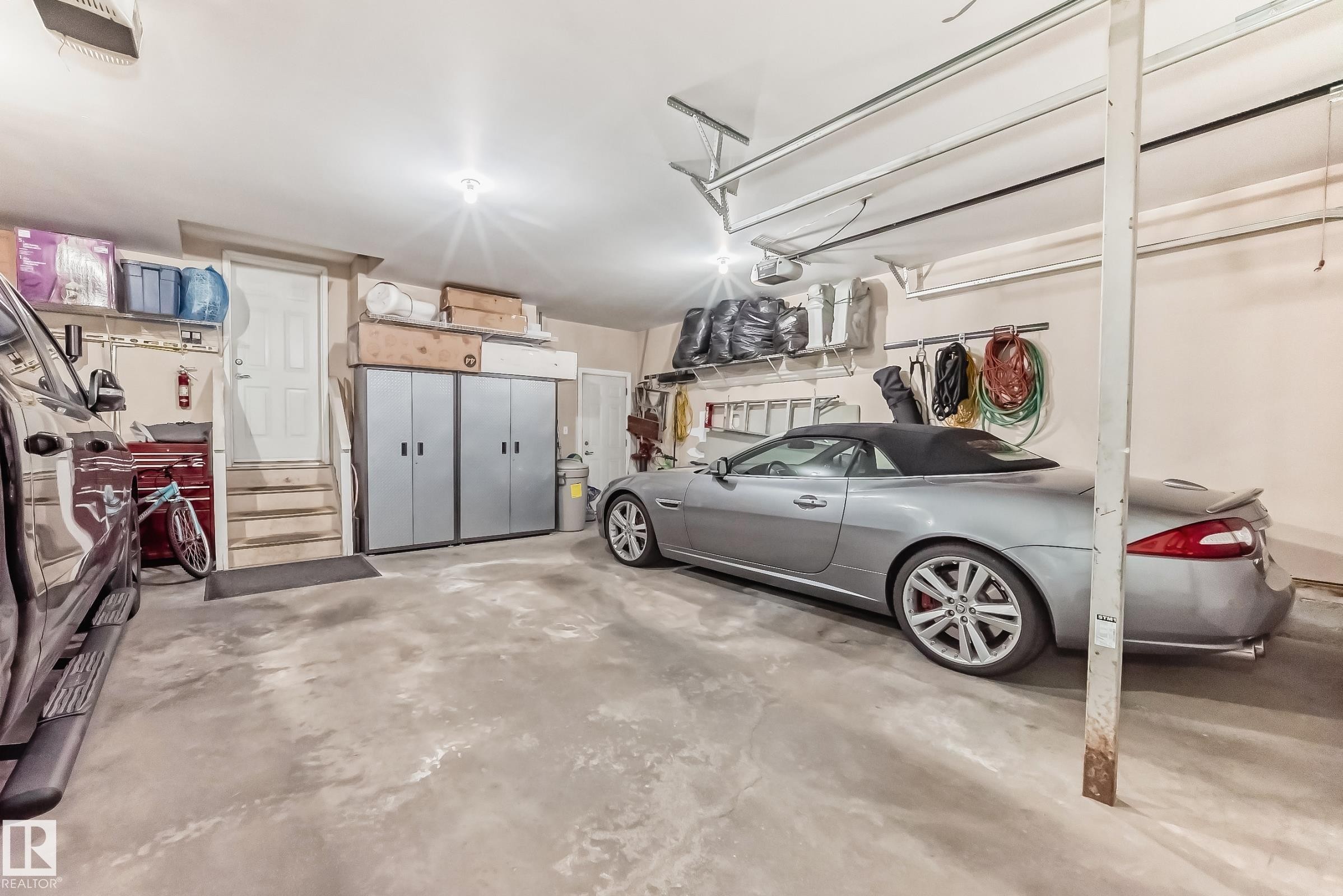 Edmonton, AB - Indoor Photo Showing Garage