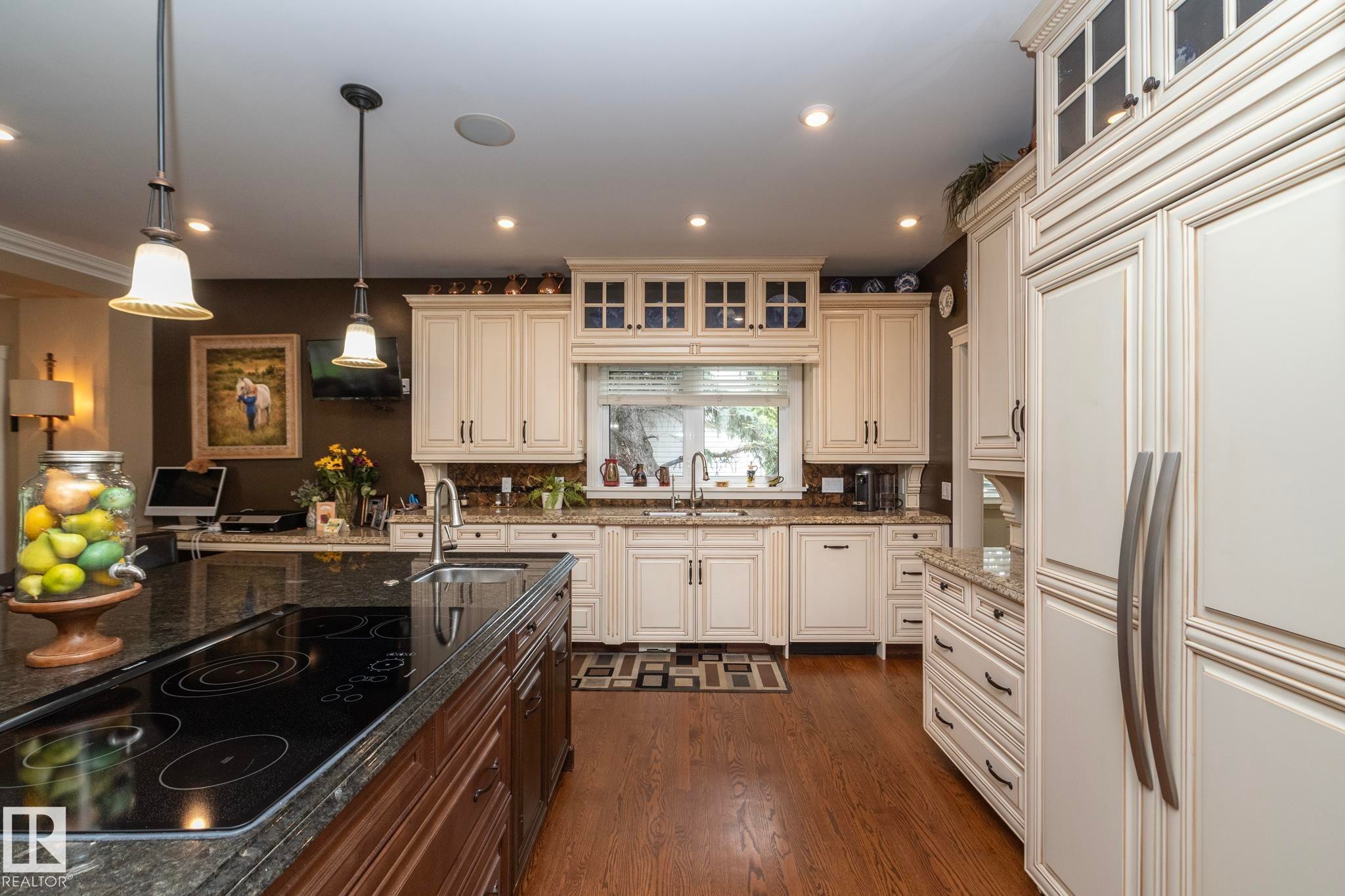 63 Fairway Drive, Edmonton, AB - Indoor Photo Showing Kitchen