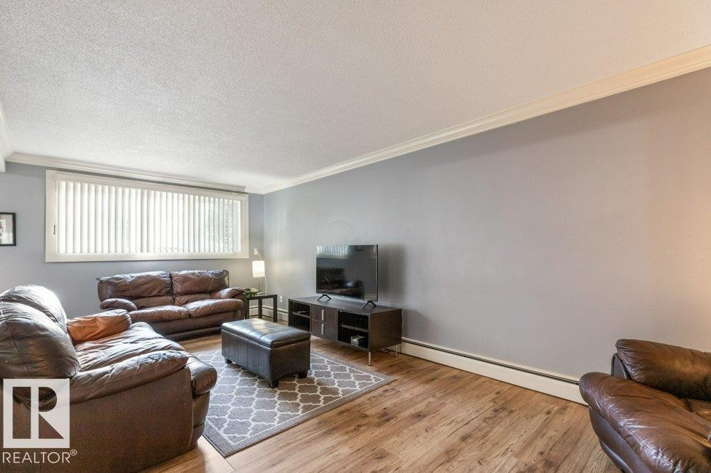 101 11916 104 Street, Edmonton, AB - Indoor Photo Showing Living Room