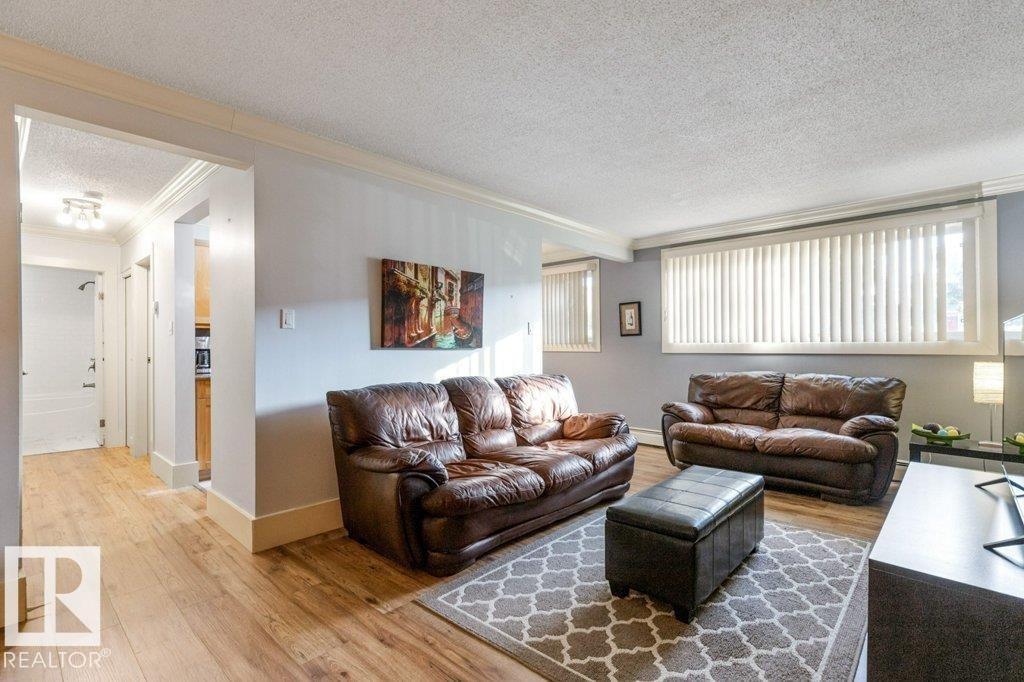 101 11916 104 Street, Edmonton, AB - Indoor Photo Showing Living Room