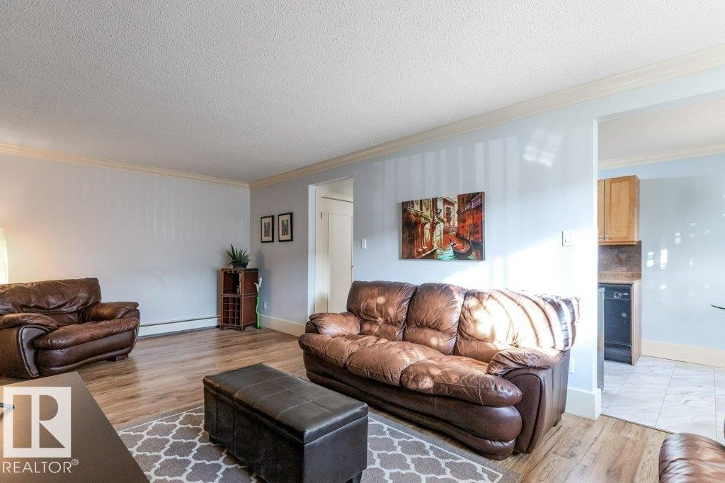 101 11916 104 Street, Edmonton, AB - Indoor Photo Showing Living Room