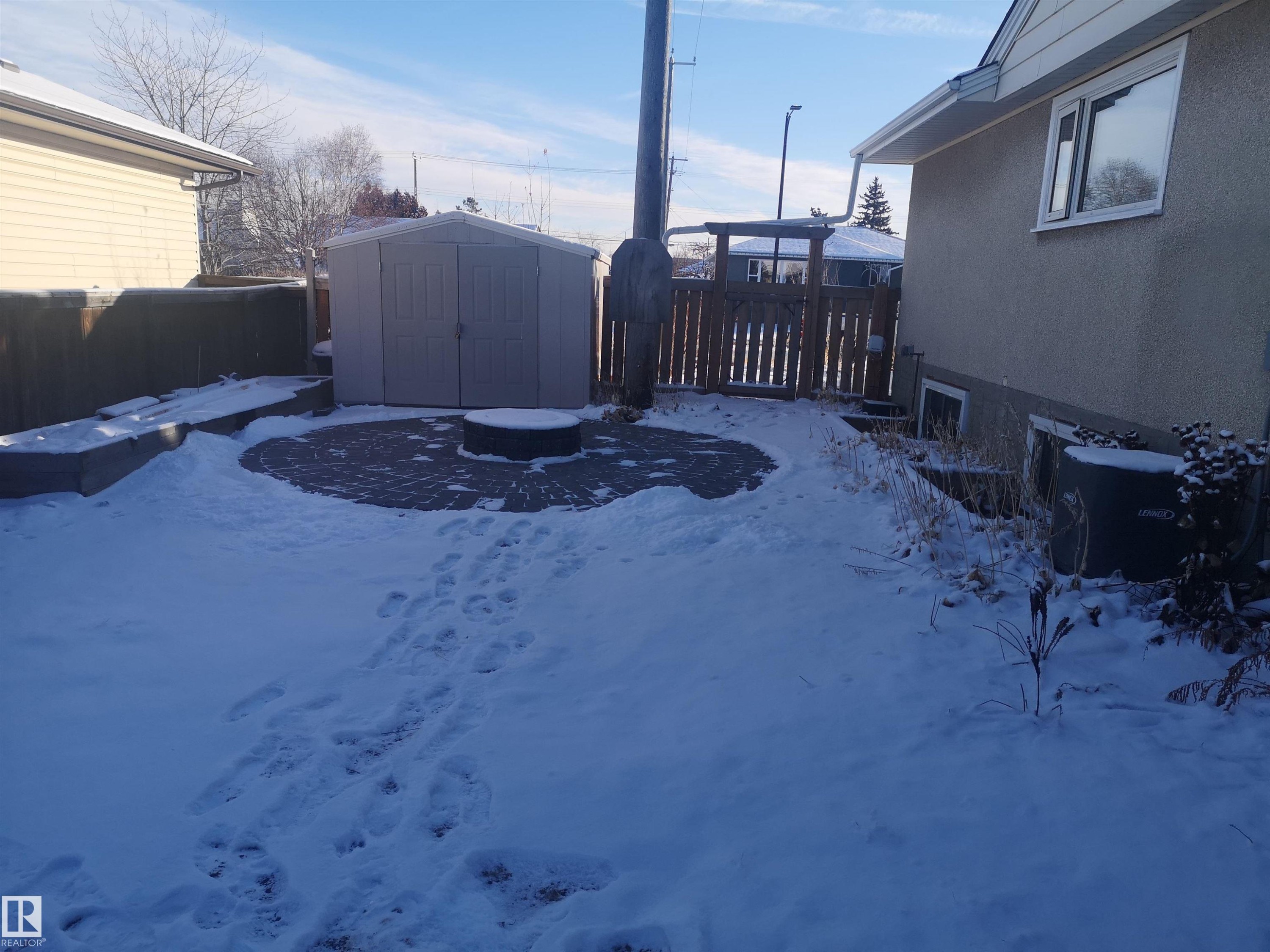 8032 70 Avenue Nw, Edmonton, AB - Outdoor