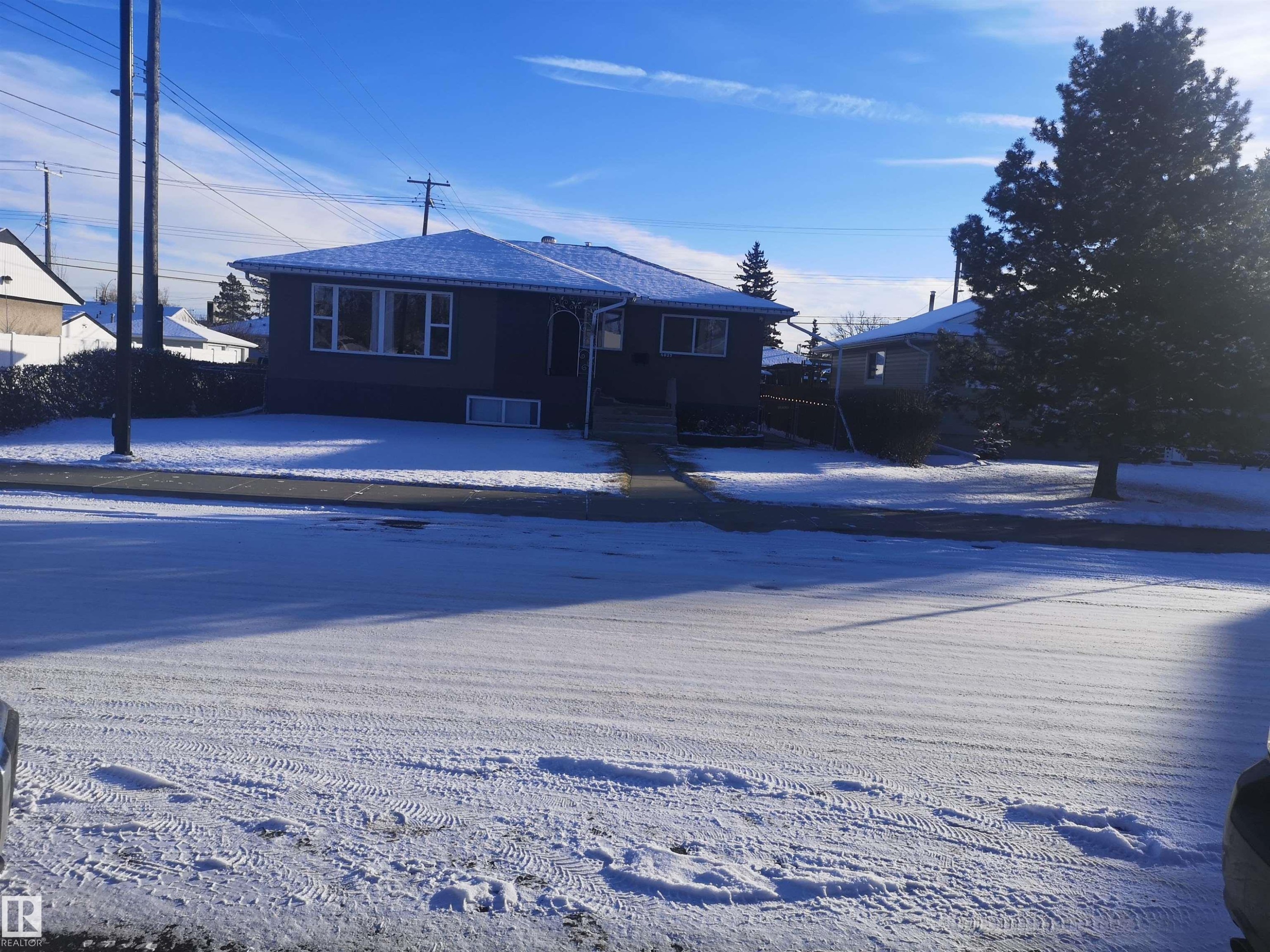 8032 70 Avenue Nw, Edmonton, AB - Outdoor