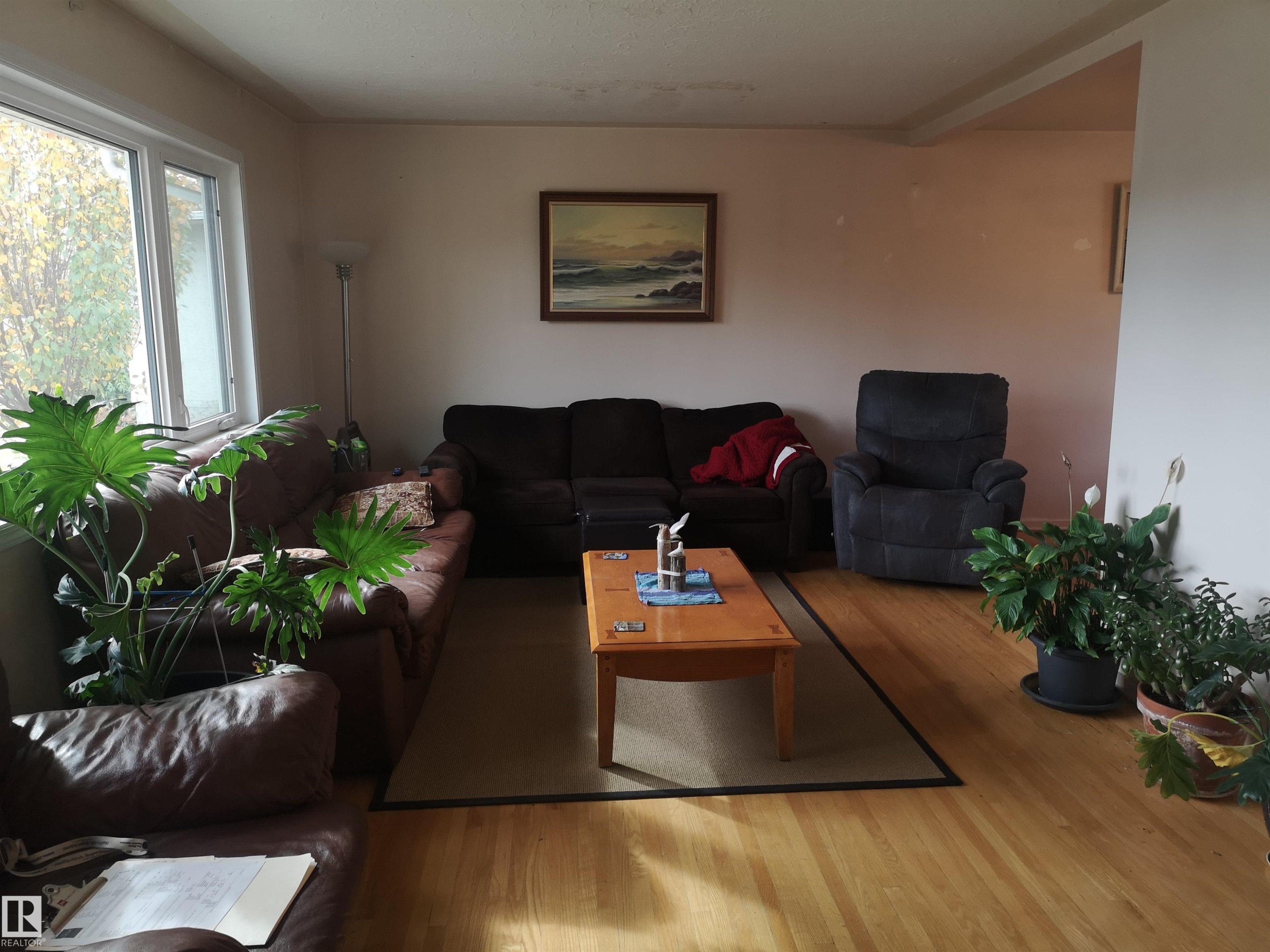 8032 70 Avenue Nw, Edmonton, AB - Indoor Photo Showing Living Room