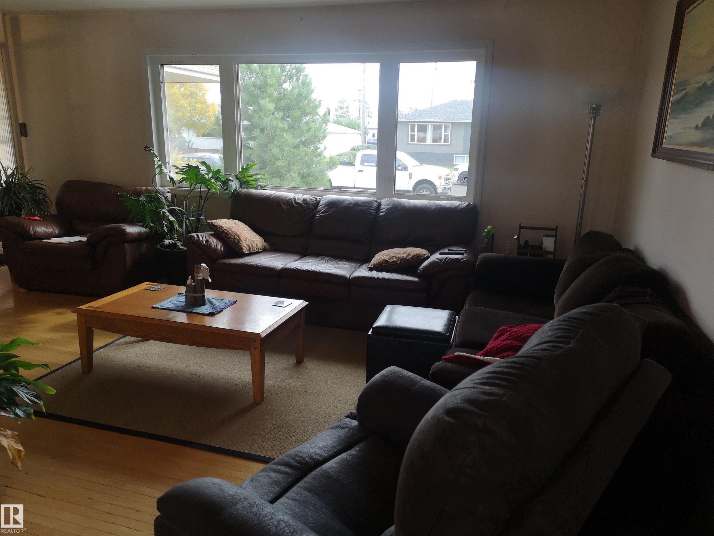 8032 70 Avenue Nw, Edmonton, AB - Indoor Photo Showing Living Room