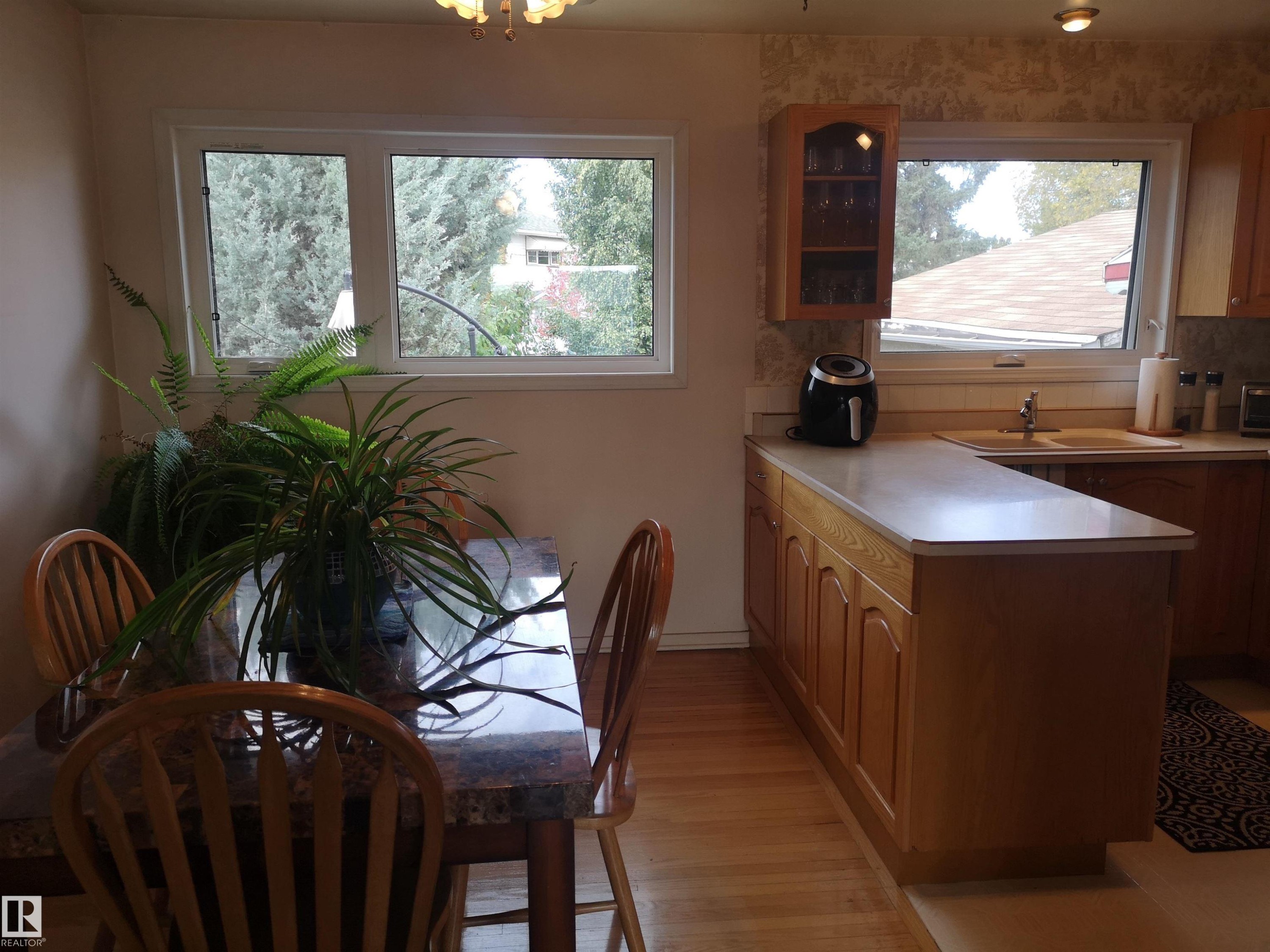 8032 70 Avenue Nw, Edmonton, AB - Indoor