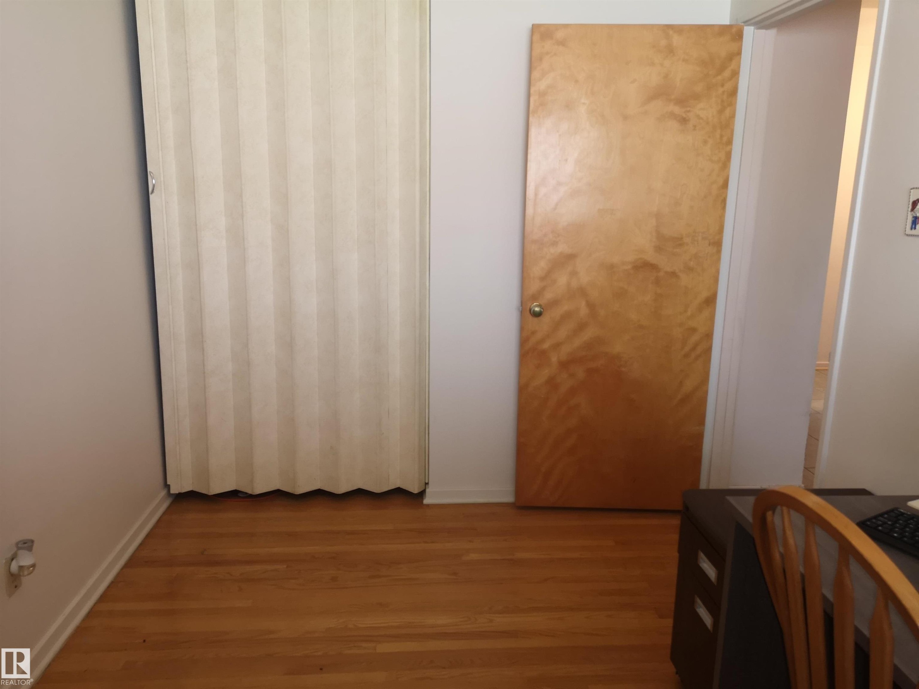 8032 70 Avenue Nw, Edmonton, AB - Indoor Photo Showing Other Room