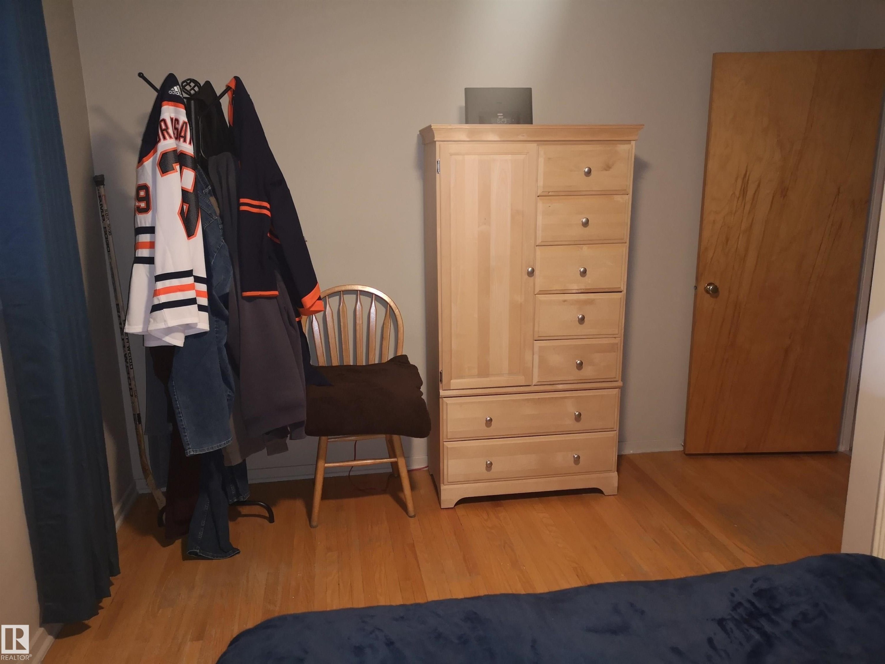 8032 70 Avenue Nw, Edmonton, AB - Indoor