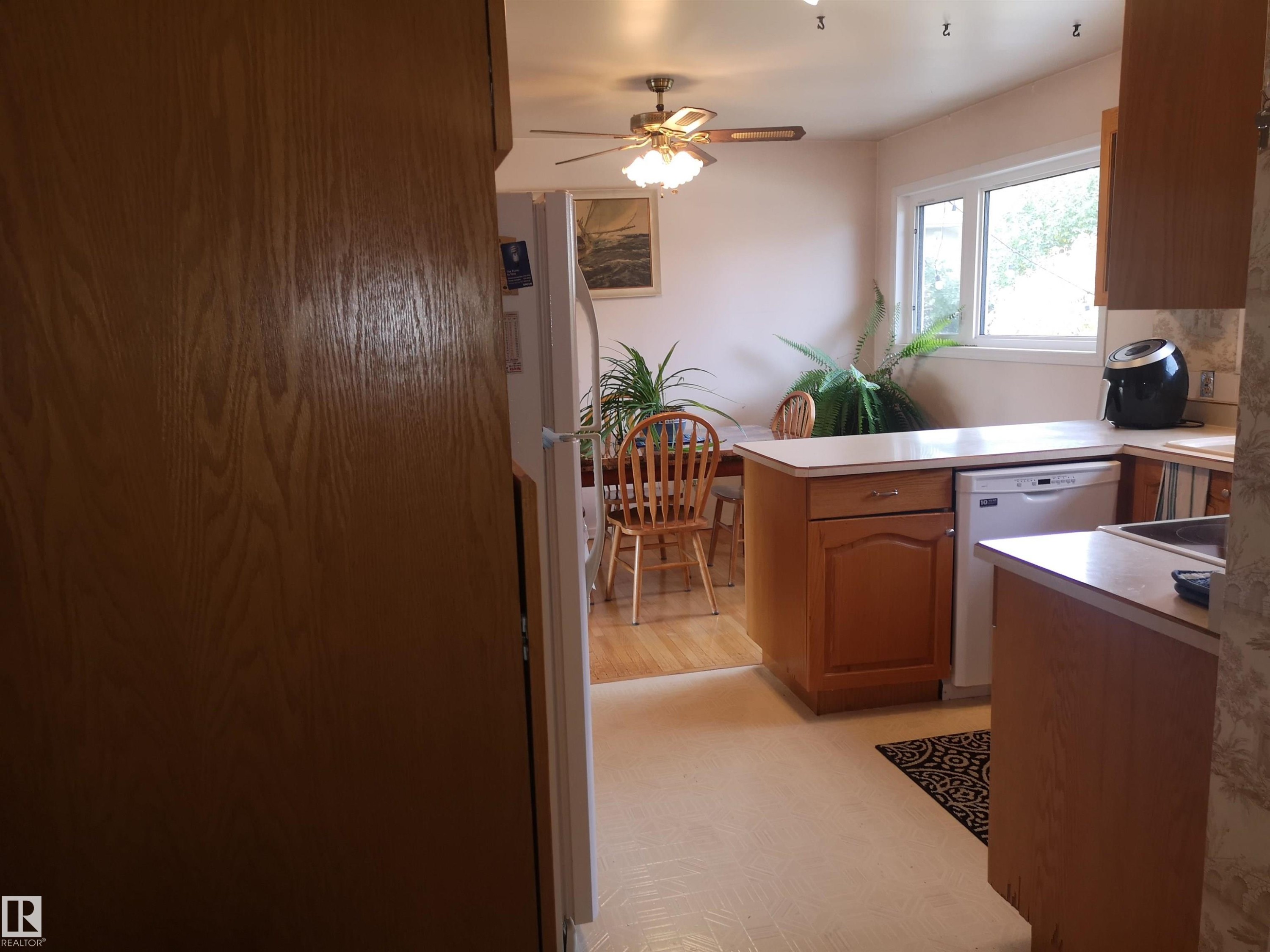 8032 70 Avenue Nw, Edmonton, AB - Indoor