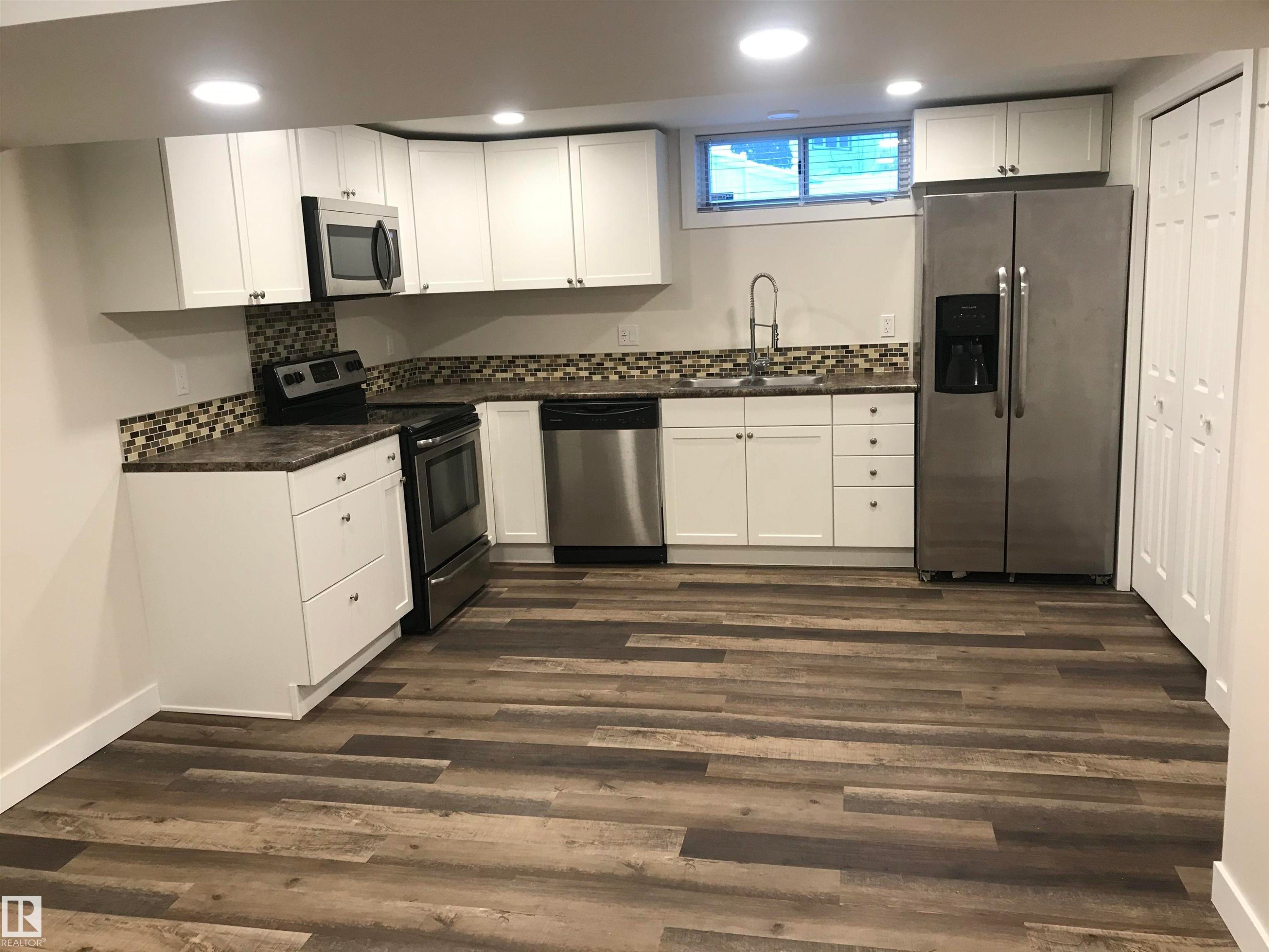 8032 70 Avenue Nw, Edmonton, AB - Indoor Photo Showing Kitchen