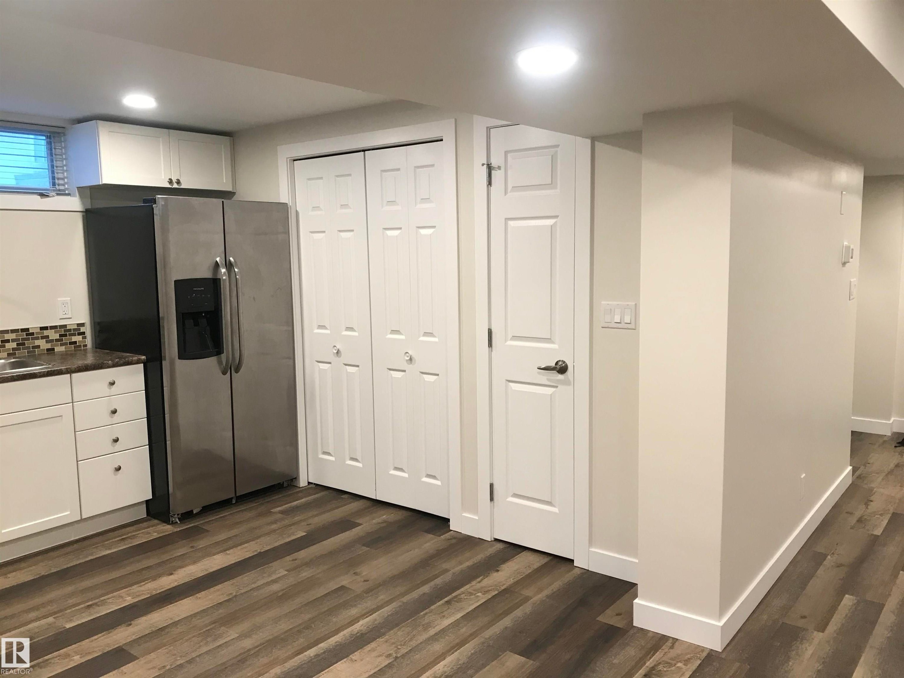 8032 70 Avenue Nw, Edmonton, AB - Indoor