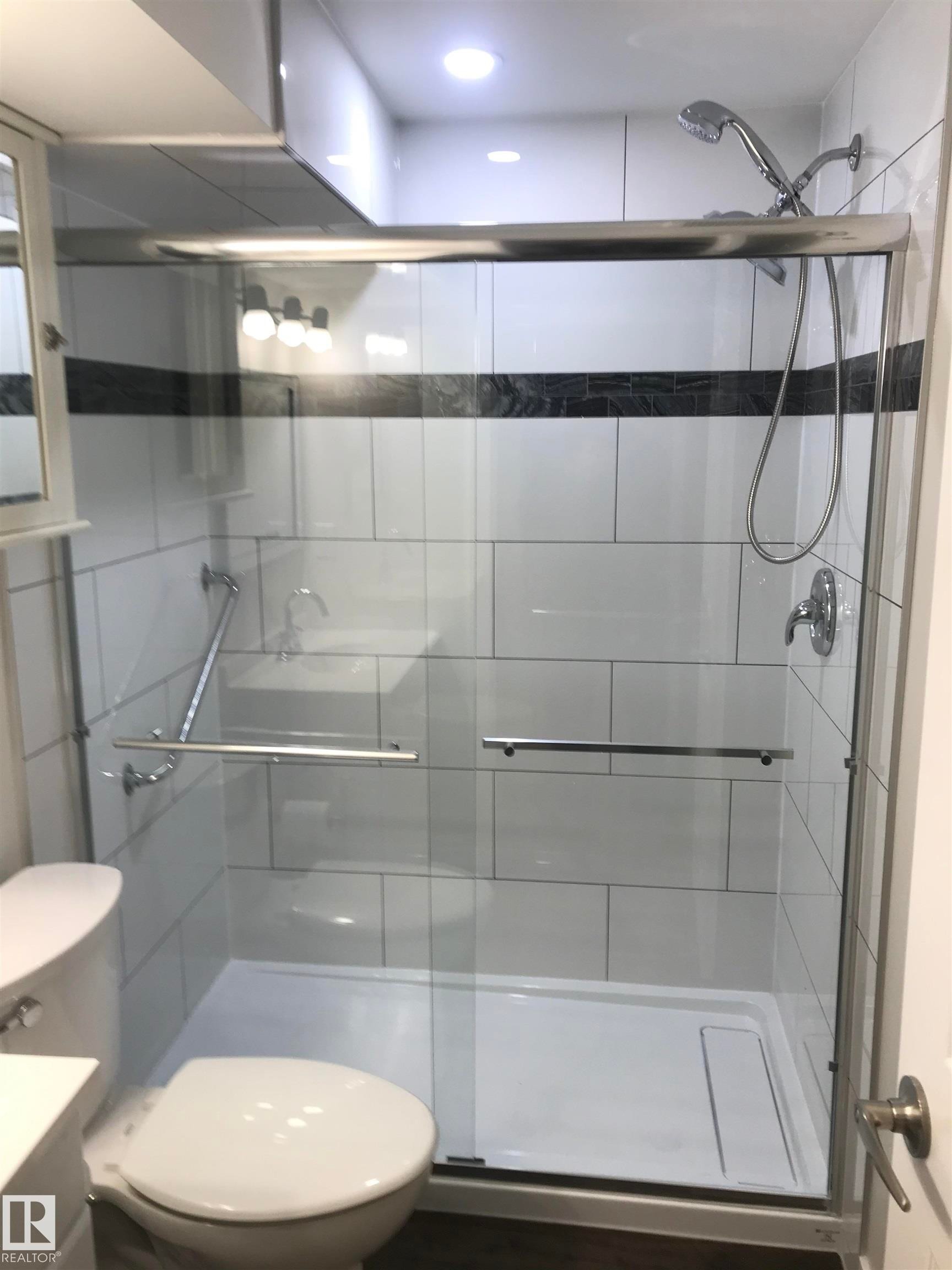 8032 70 Avenue Nw, Edmonton, AB - Indoor Photo Showing Bathroom