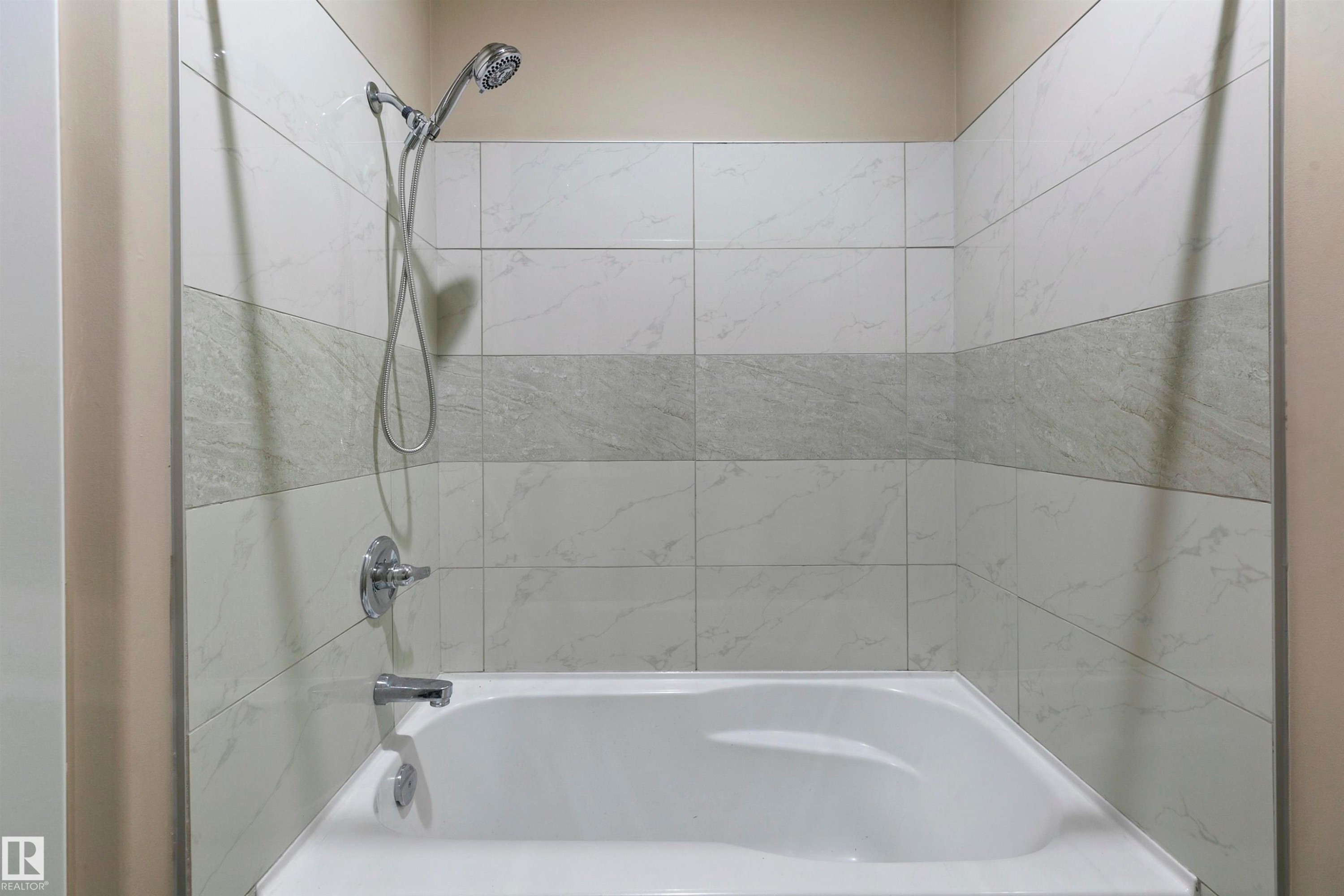 104 10905 109 Street, Edmonton, AB - Indoor Photo Showing Bathroom