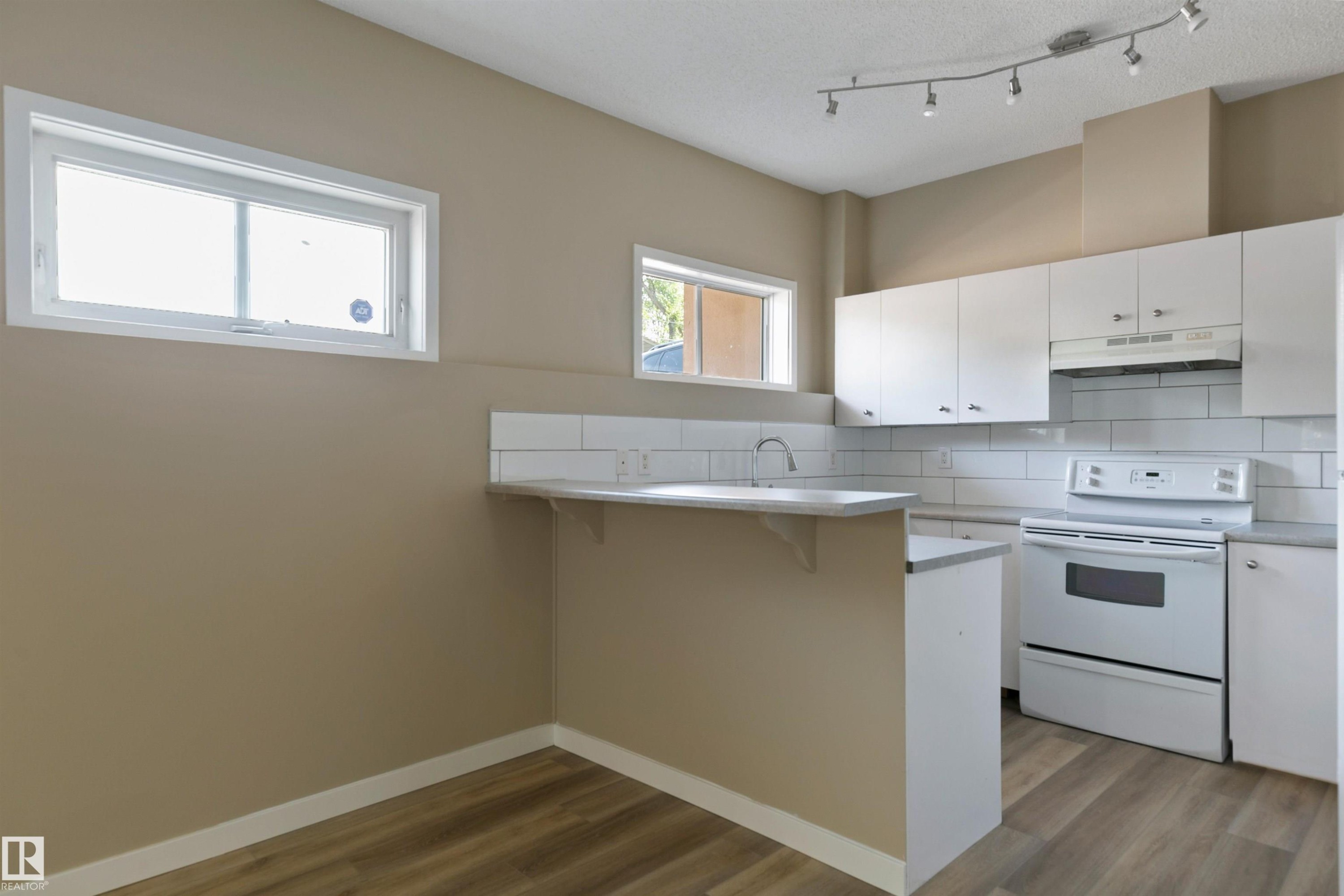 104 10905 109 Street, Edmonton, AB - Indoor Photo Showing Kitchen