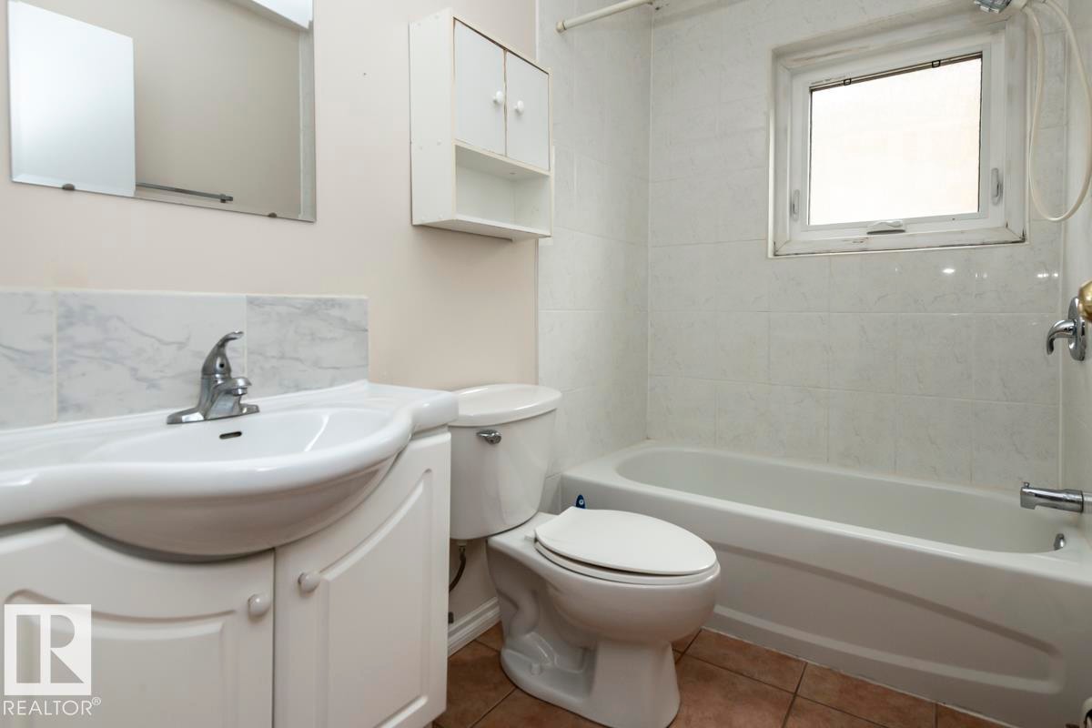 301 7204 81 Avenue, Edmonton, AB - Indoor Photo Showing Bathroom