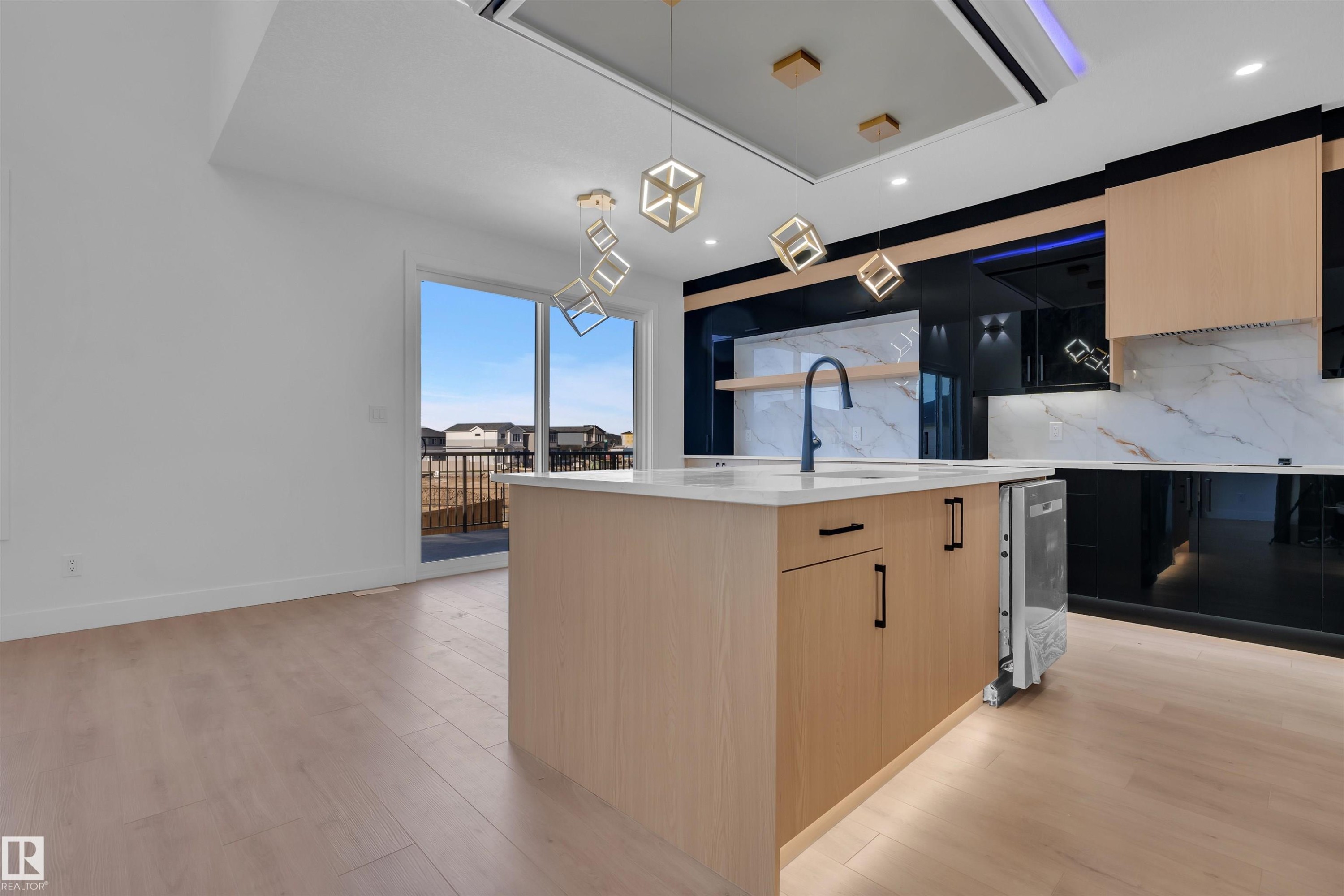 417 Pine Point(E), Leduc, AB - Indoor Photo Showing Kitchen