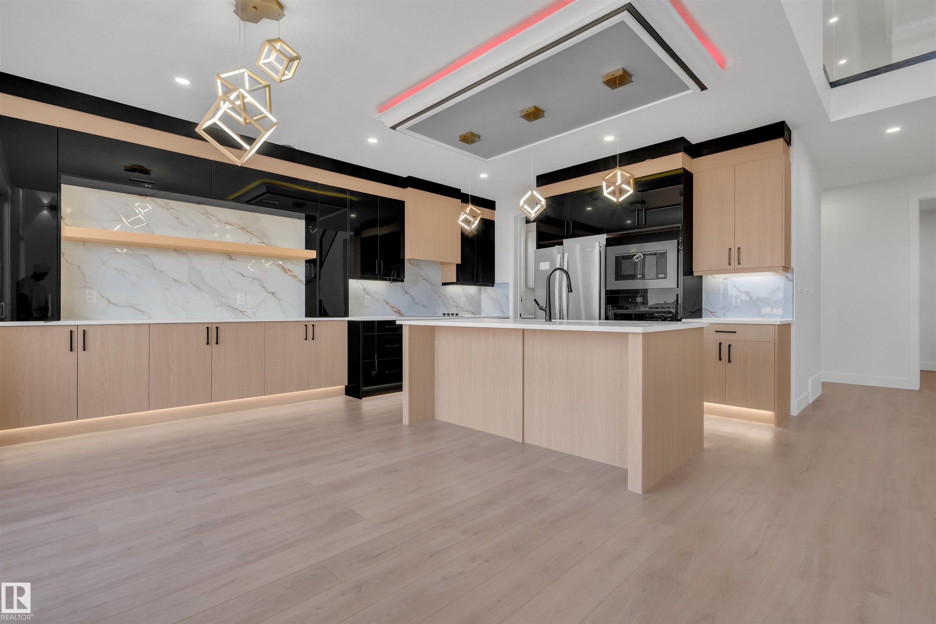 417 Pine Point(E), Leduc, AB - Indoor Photo Showing Kitchen With Upgraded Kitchen