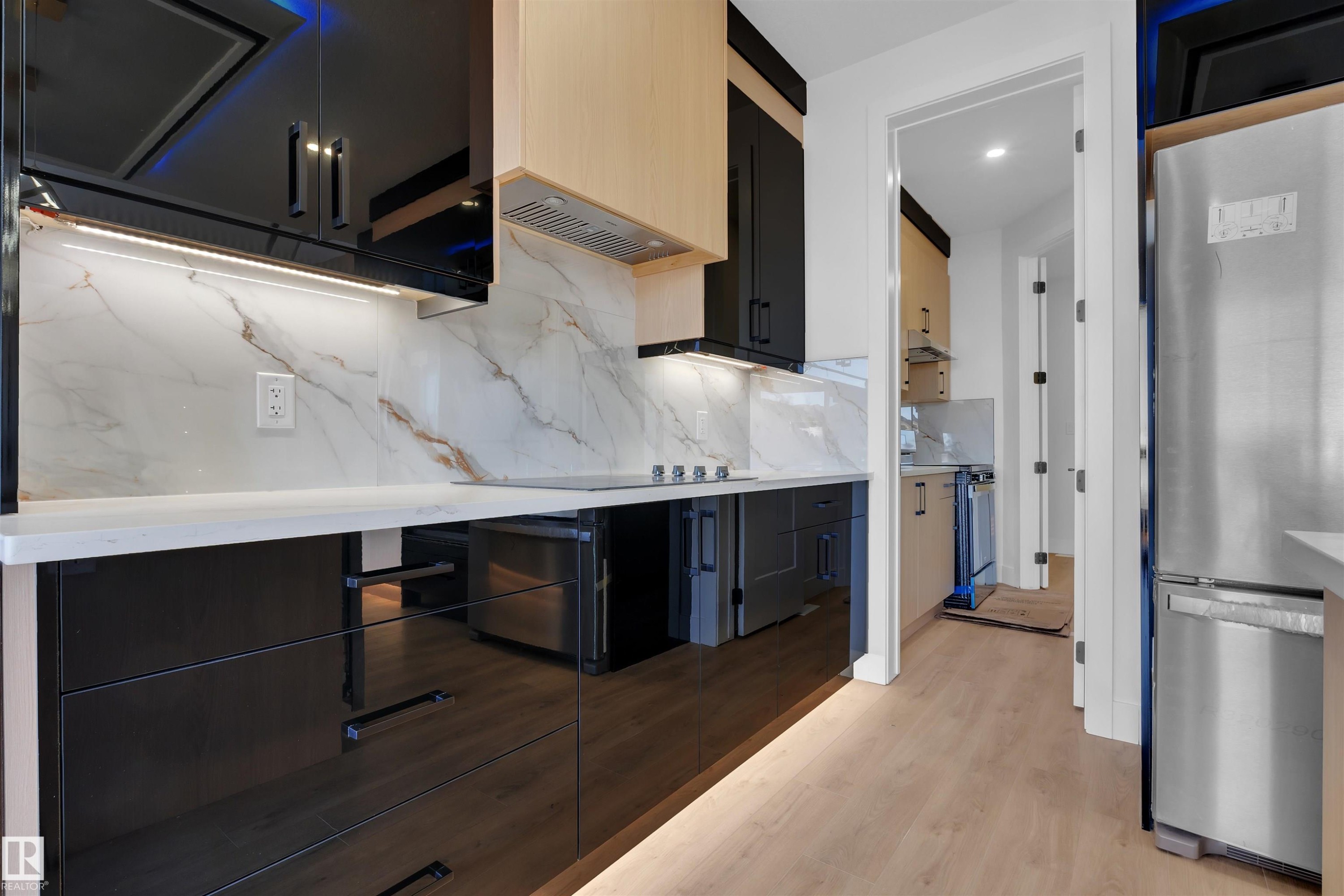 417 Pine Point(E), Leduc, AB - Indoor Photo Showing Kitchen With Upgraded Kitchen