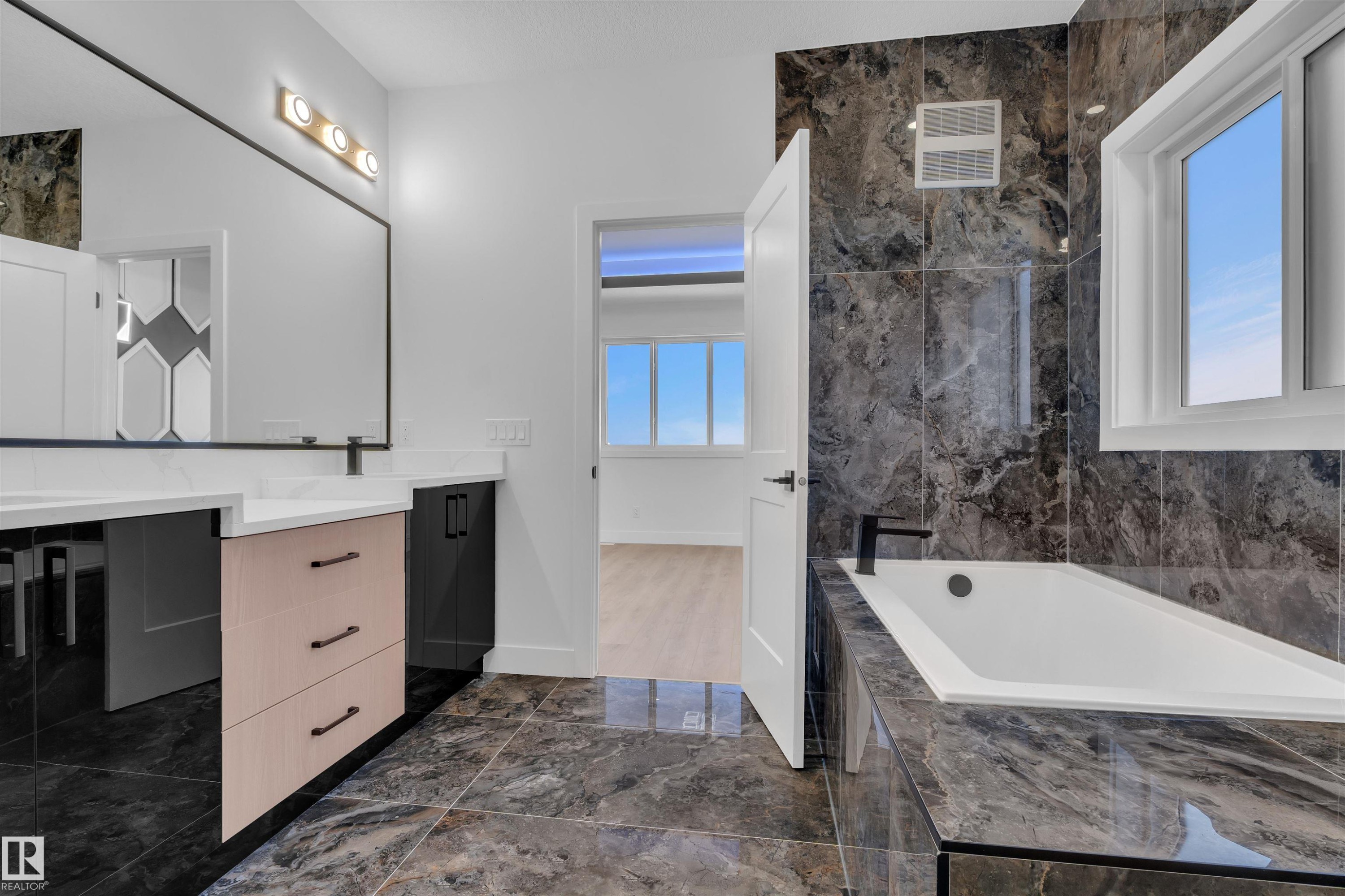 417 Pine Point(E), Leduc, AB - Indoor Photo Showing Bathroom