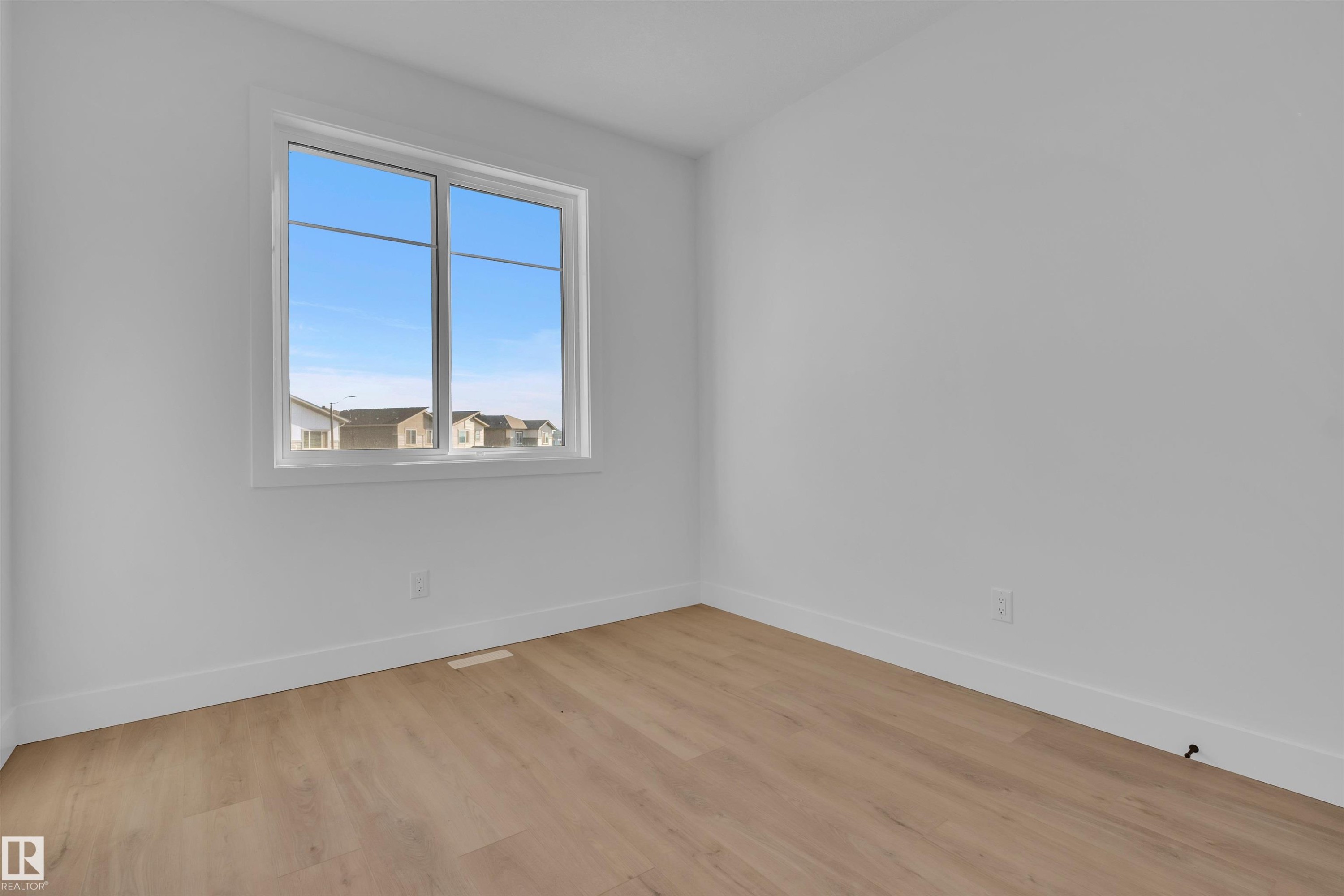 417 Pine Point(E), Leduc, AB - Indoor Photo Showing Other Room