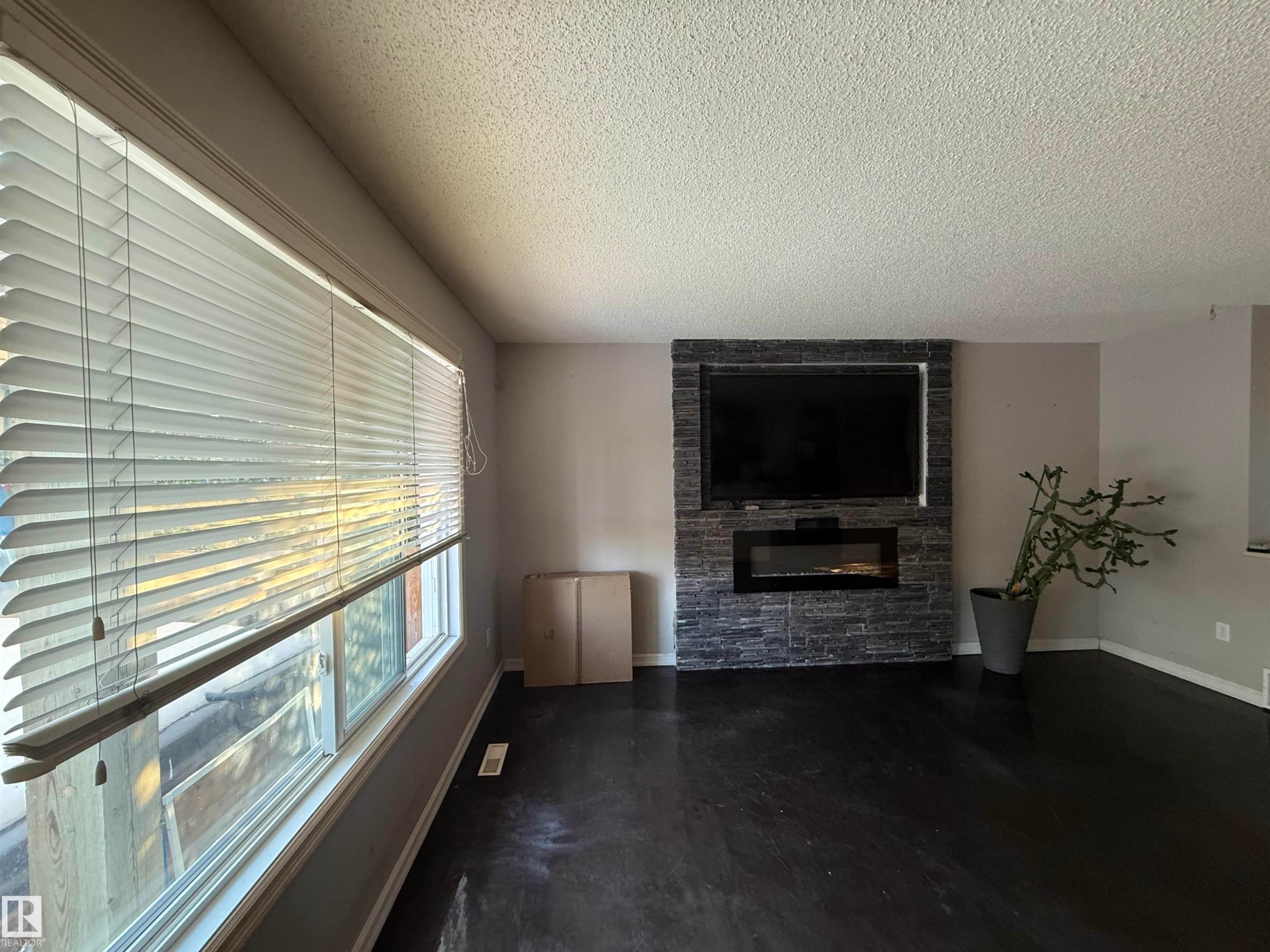 6007 5 Avenue, Edmonton, AB - Indoor