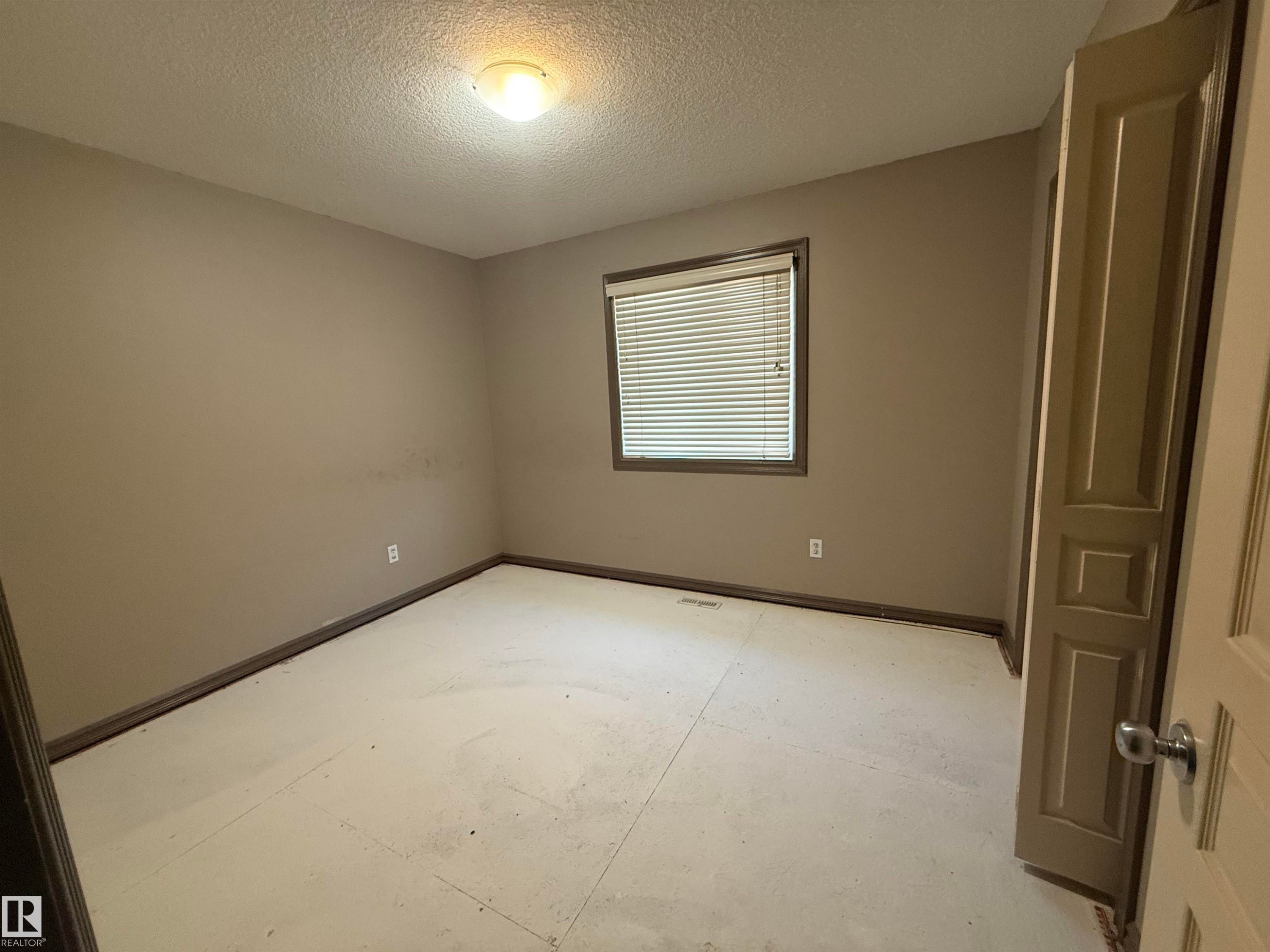 6007 5 Avenue, Edmonton, AB - Indoor Photo Showing Other Room