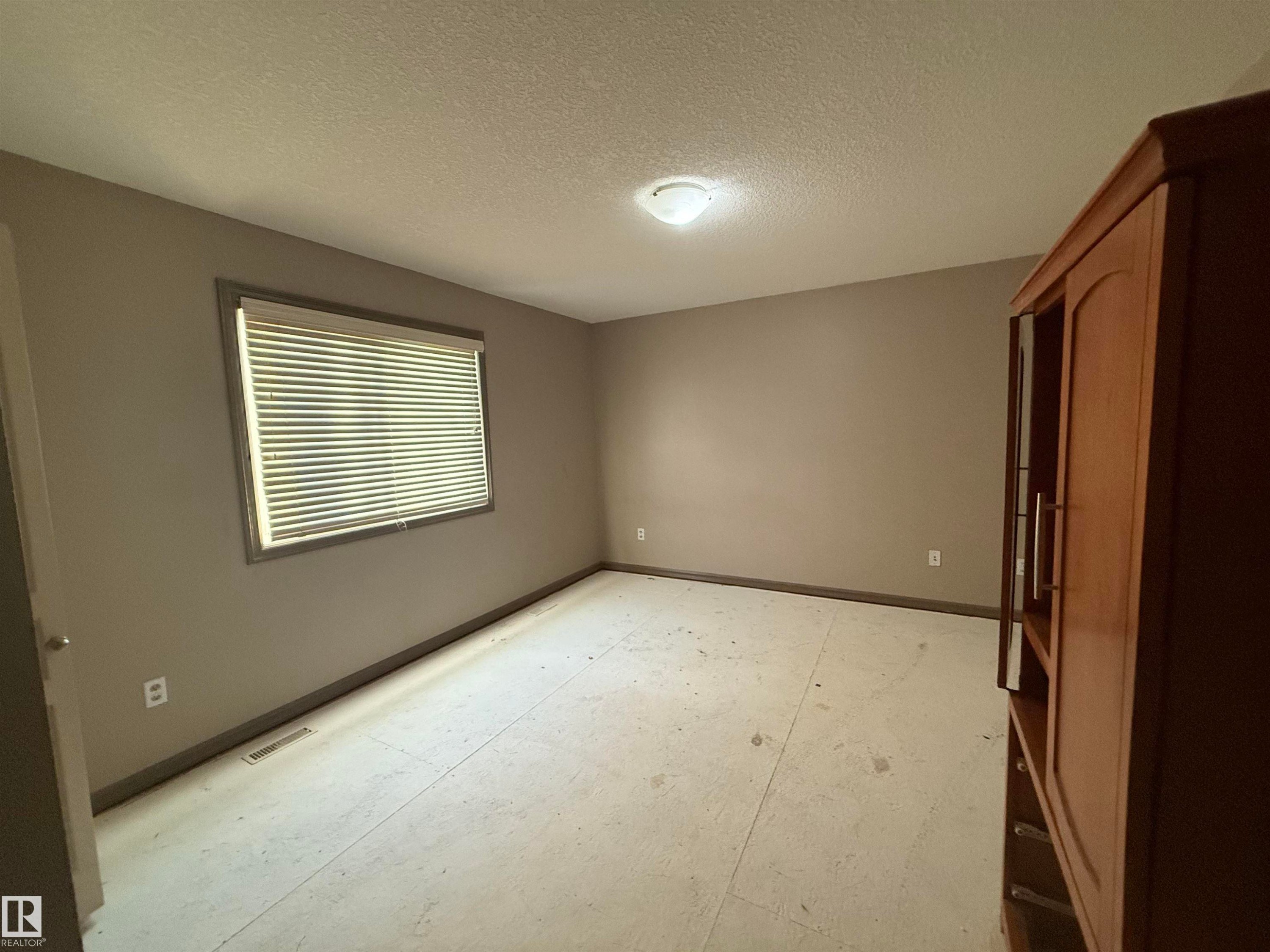 6007 5 Avenue, Edmonton, AB - Indoor Photo Showing Other Room
