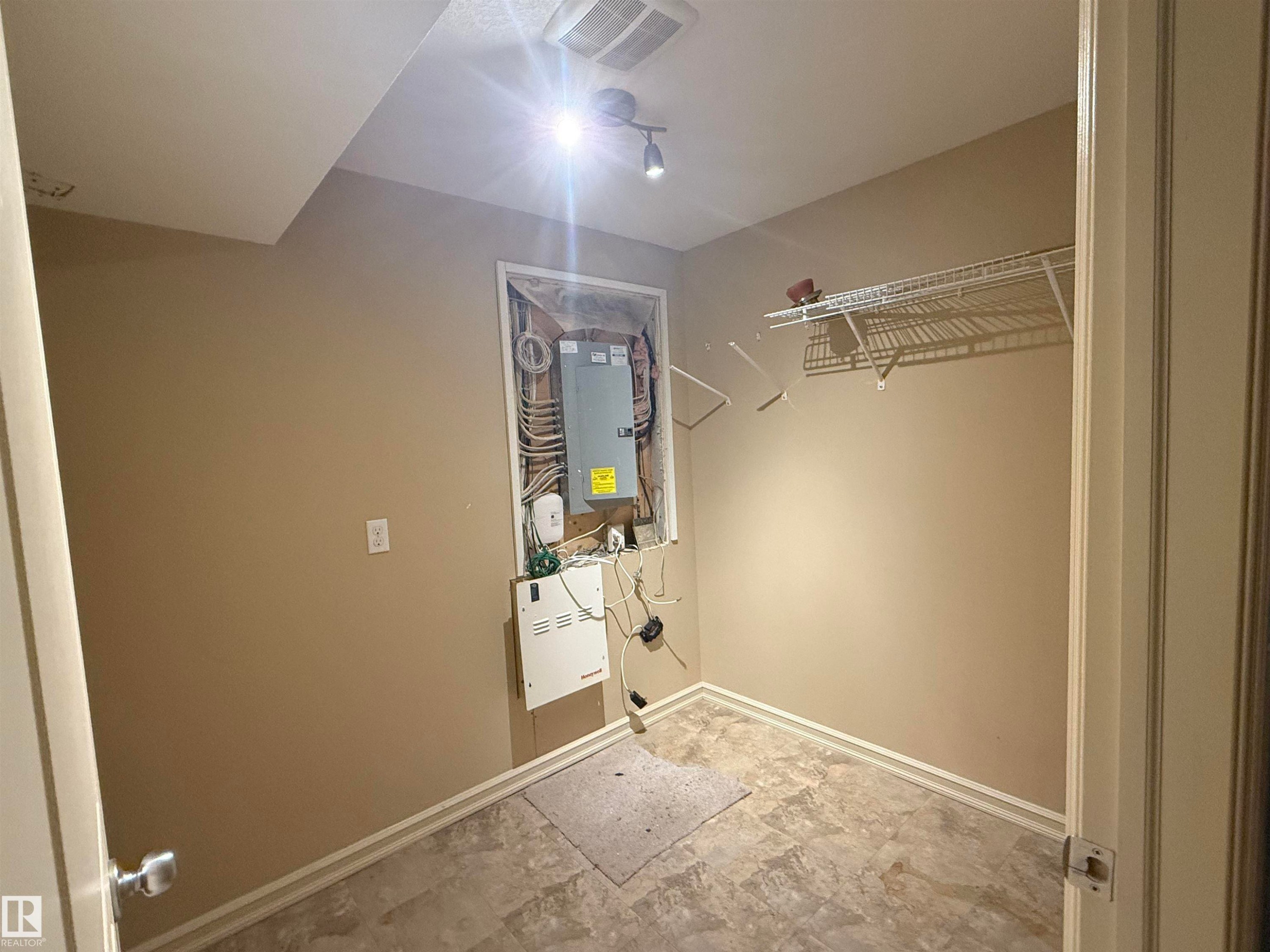 6007 5 Avenue, Edmonton, AB - Indoor