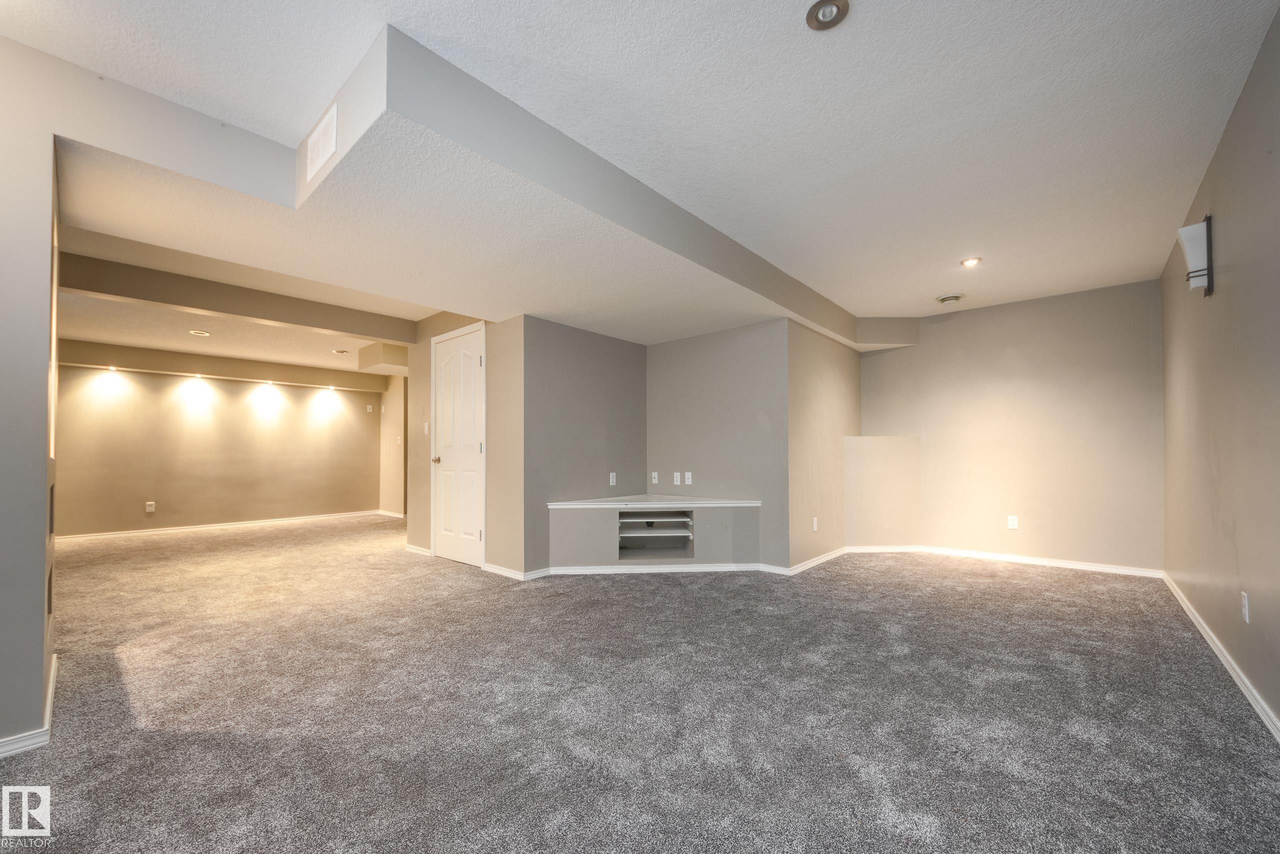 Edmonton, AB - Indoor Photo Showing Other Room