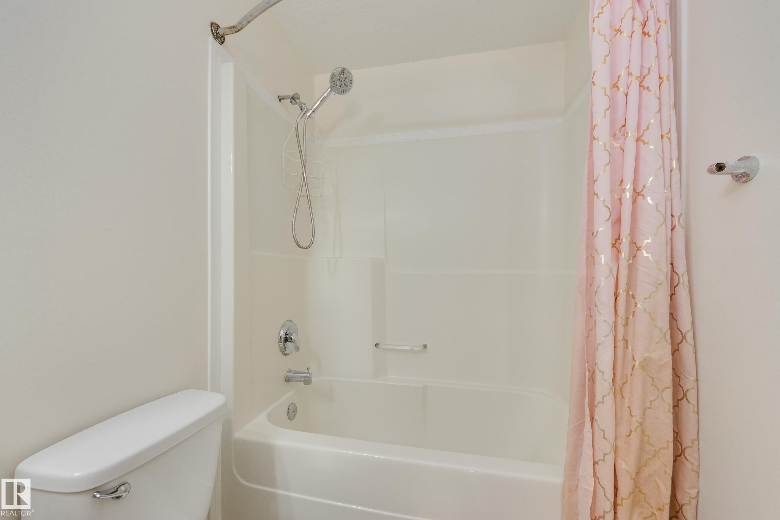 Edmonton, AB - Indoor Photo Showing Bathroom