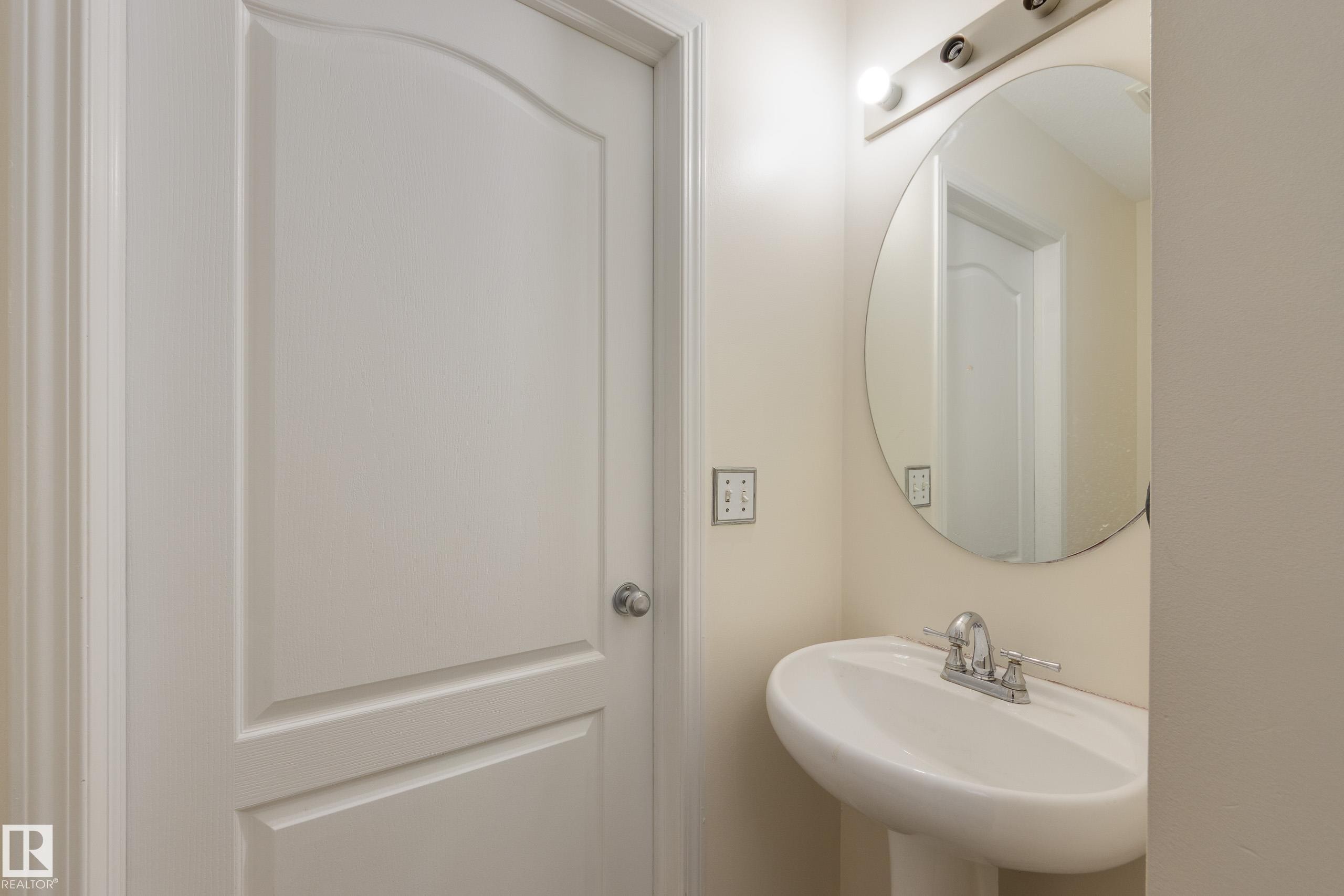 Edmonton, AB - Indoor Photo Showing Bathroom