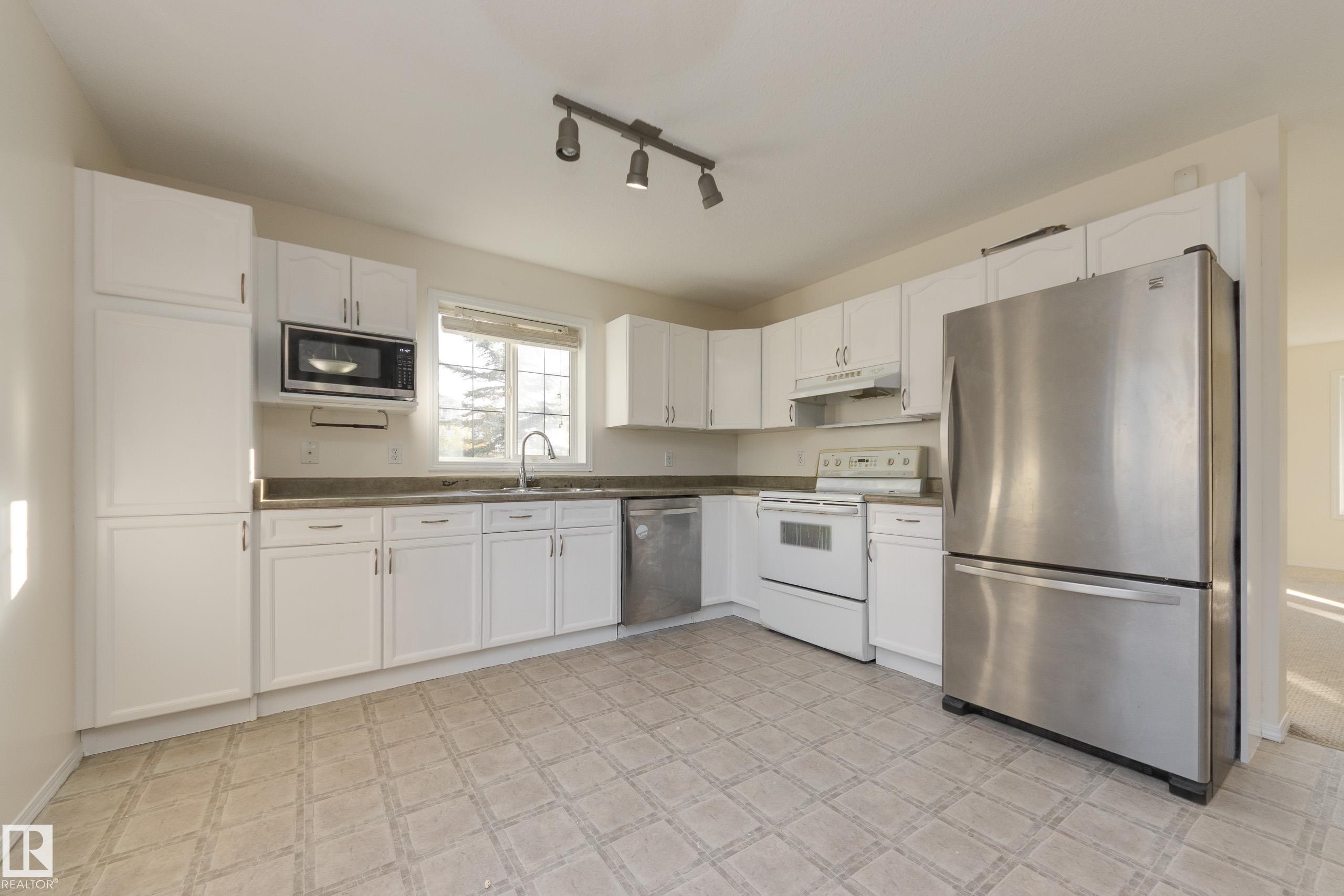 Edmonton, AB - Indoor Photo Showing Kitchen