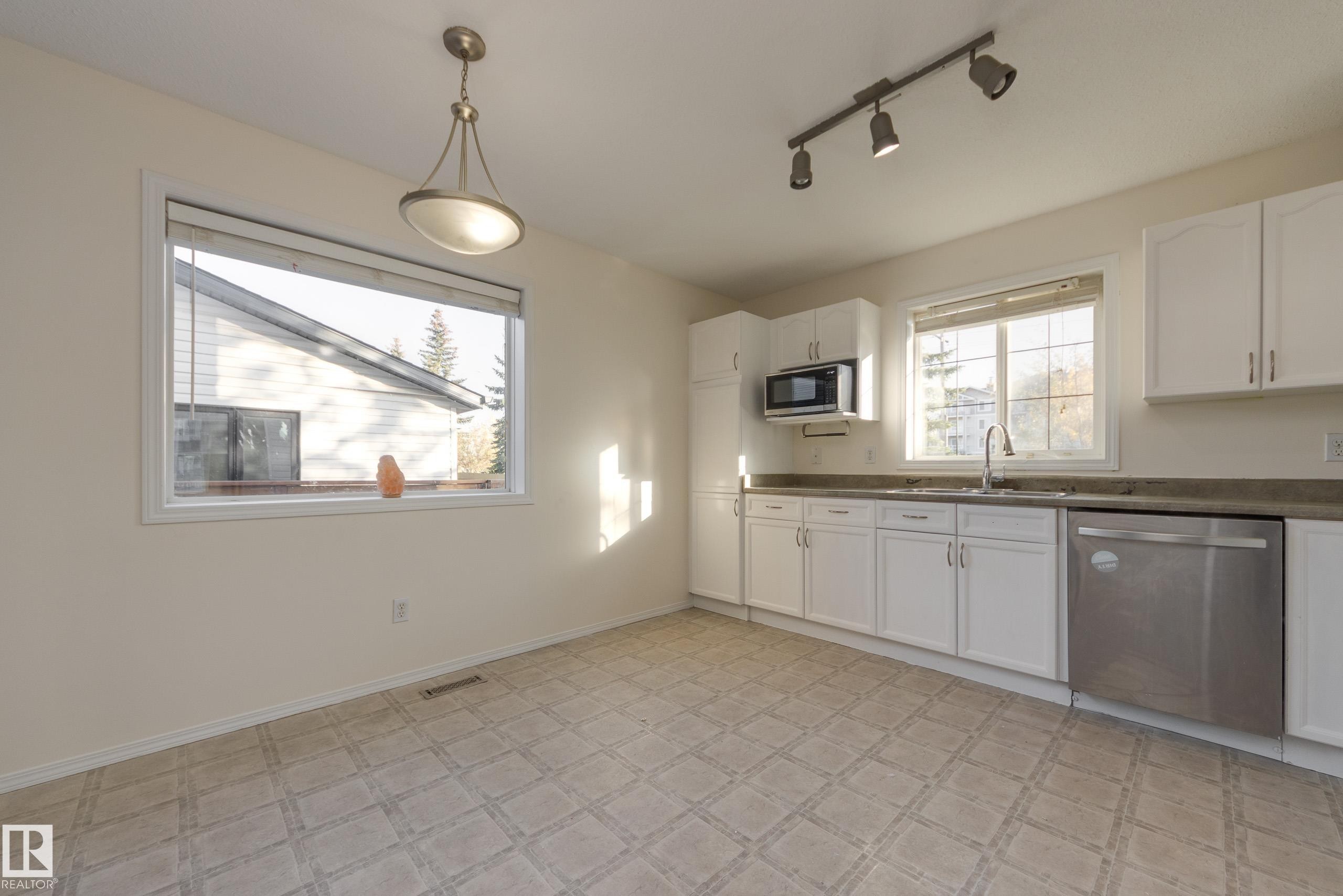 Edmonton, AB - Indoor Photo Showing Kitchen