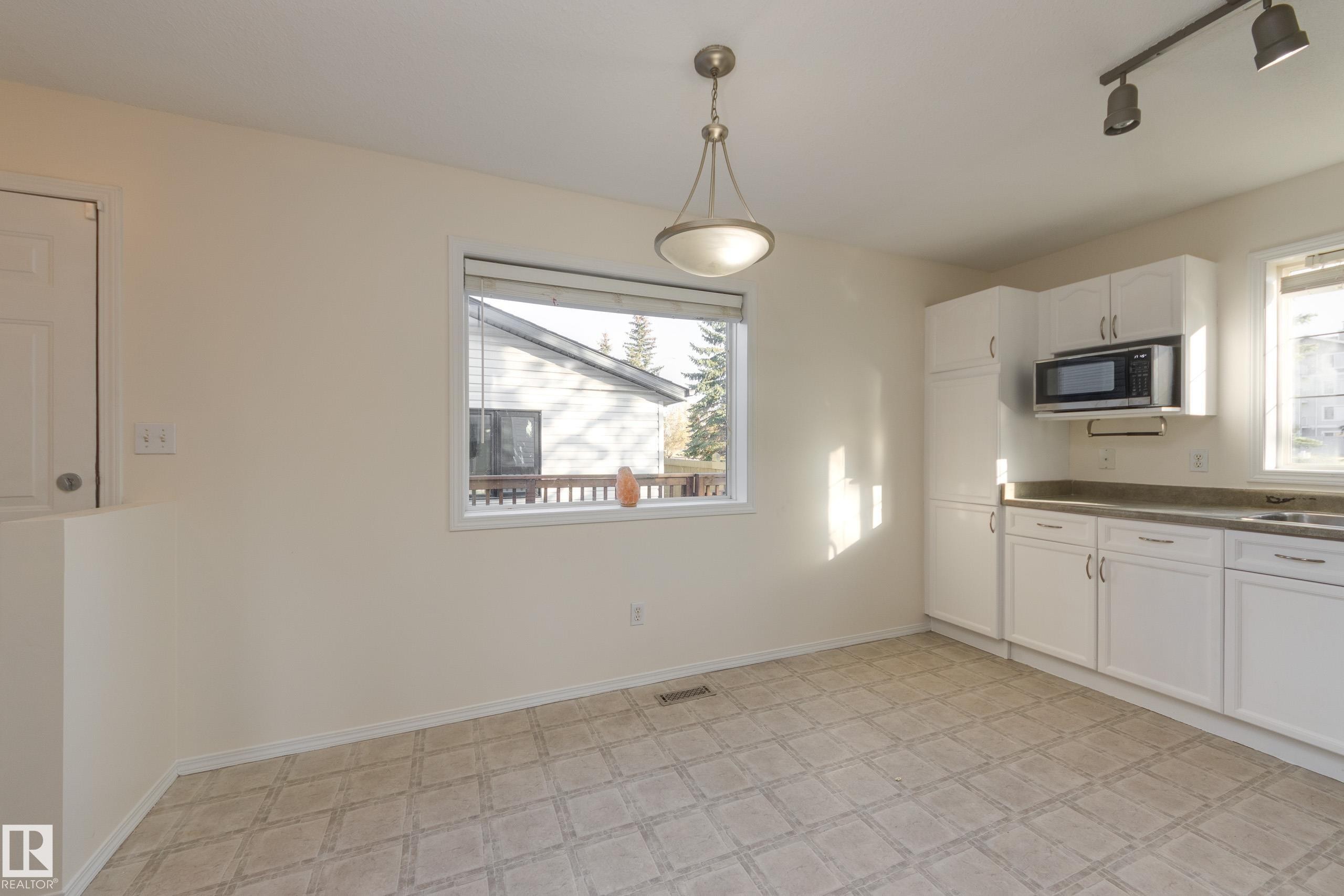Edmonton, AB - Indoor Photo Showing Kitchen