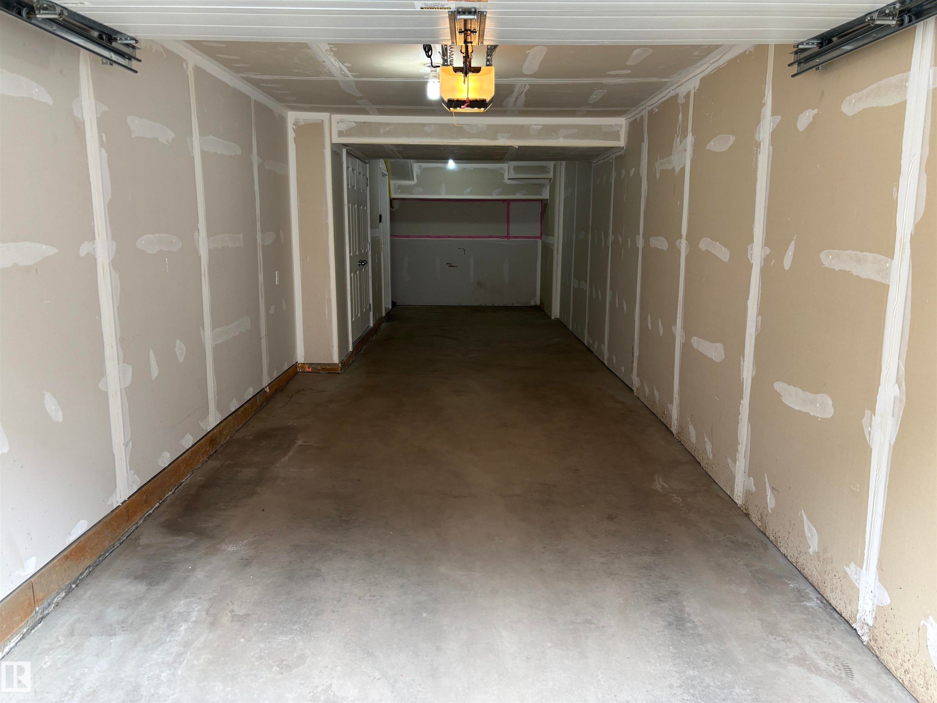 563 Orchards Boulevard, Edmonton, AB - Indoor Photo Showing Garage