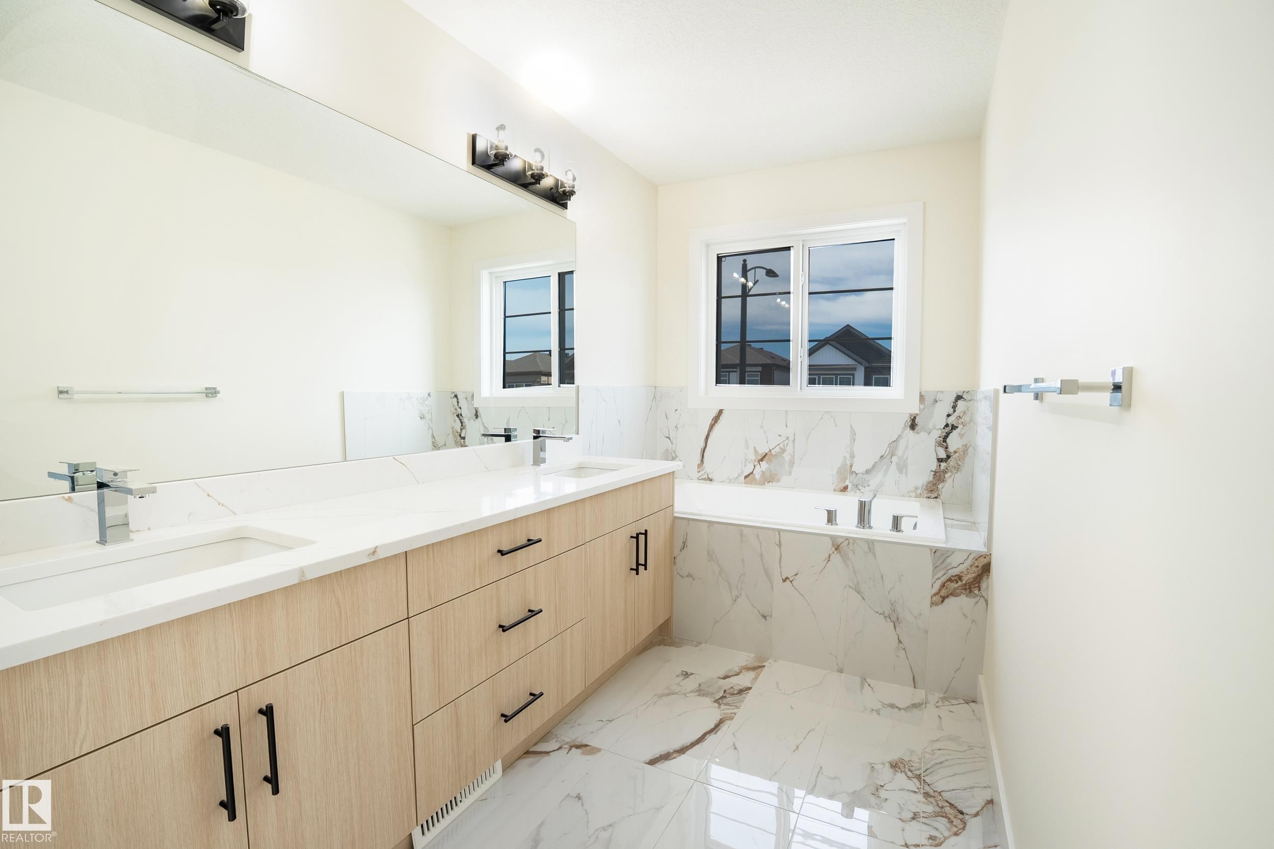 2033 209A Street, Edmonton, AB - Indoor Photo Showing Bathroom